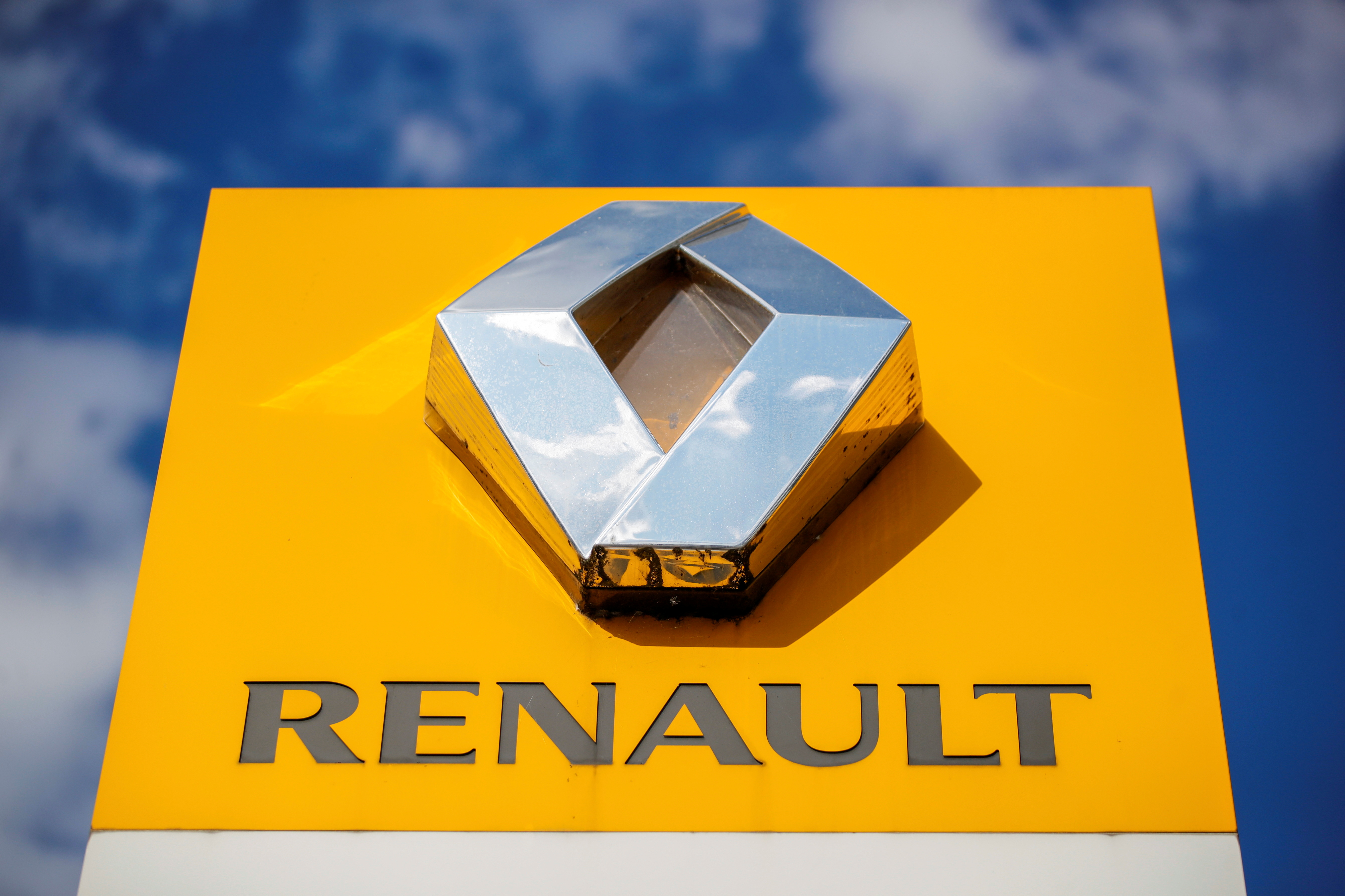 The logo of carmaker Renault is seen at a dealership in Paris, France, August 15, 2021. REUTERS/Sarah Meyssonnier 
