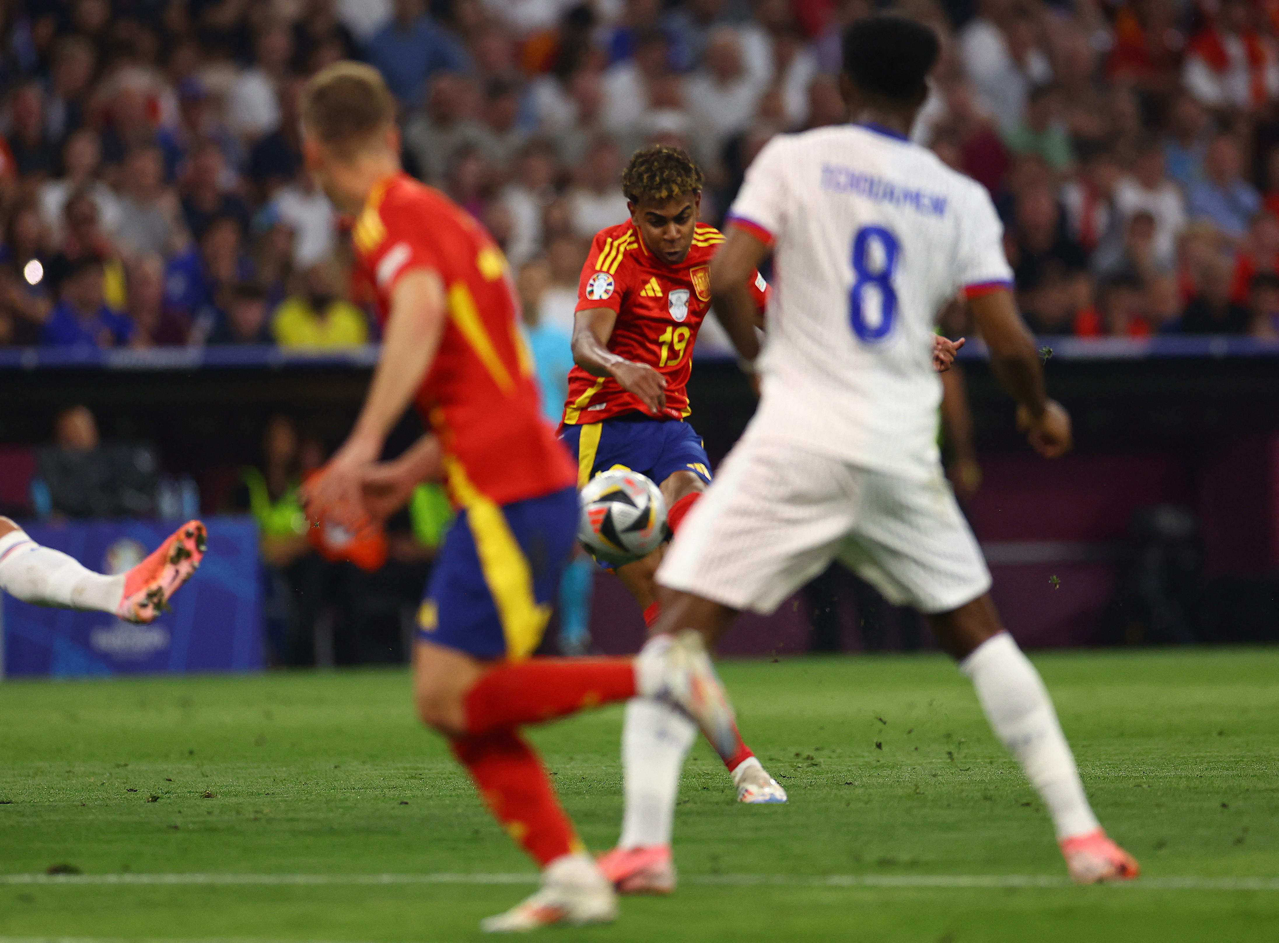 サッカー＝スペインがフランス破り決勝へ、16歳ヤマル最年少得点