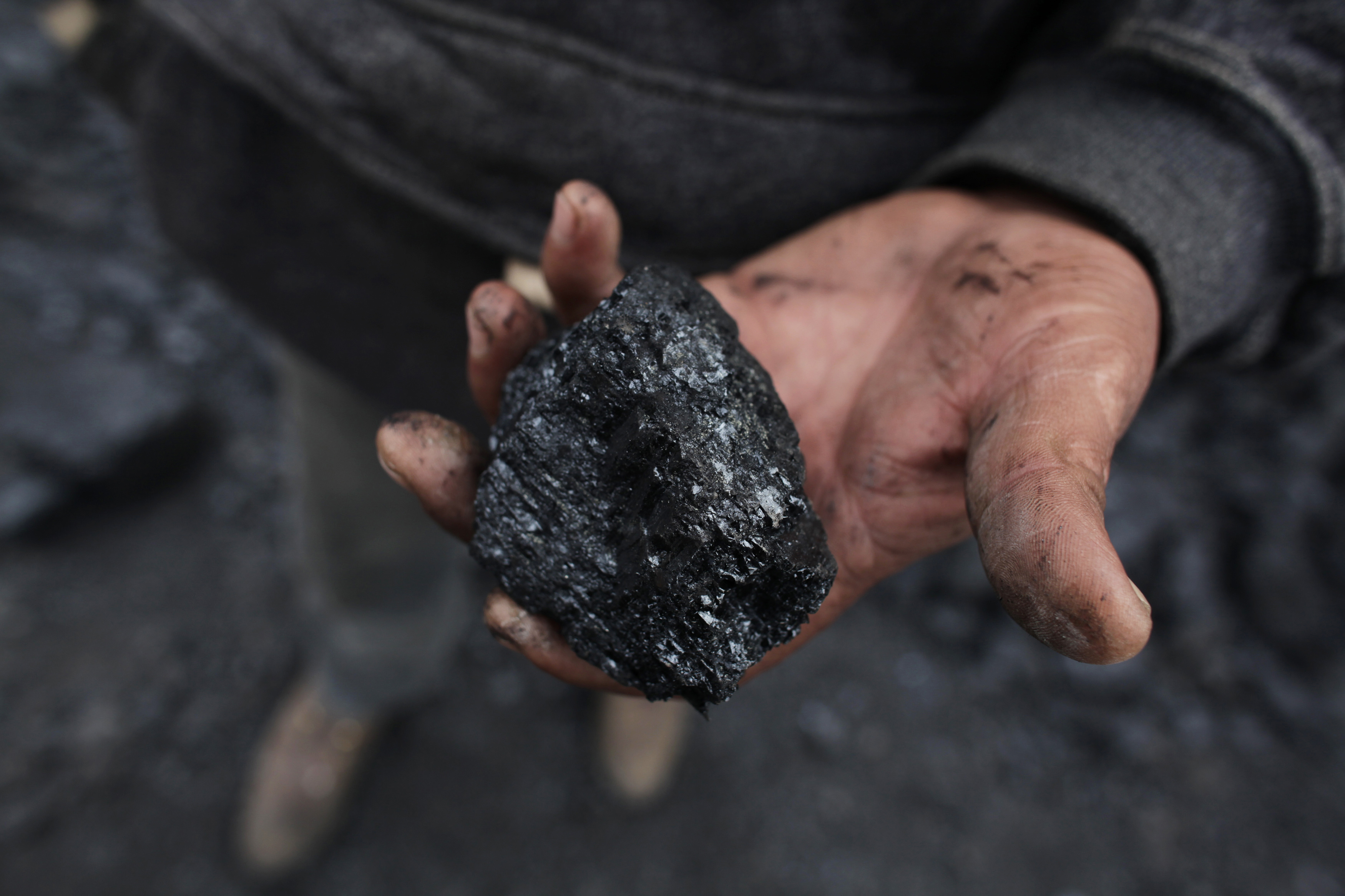 Добыча каменного угля. Уголь Донбасса. Добывают уголь. Добытчик угля. Каменный уголь Донбасса.