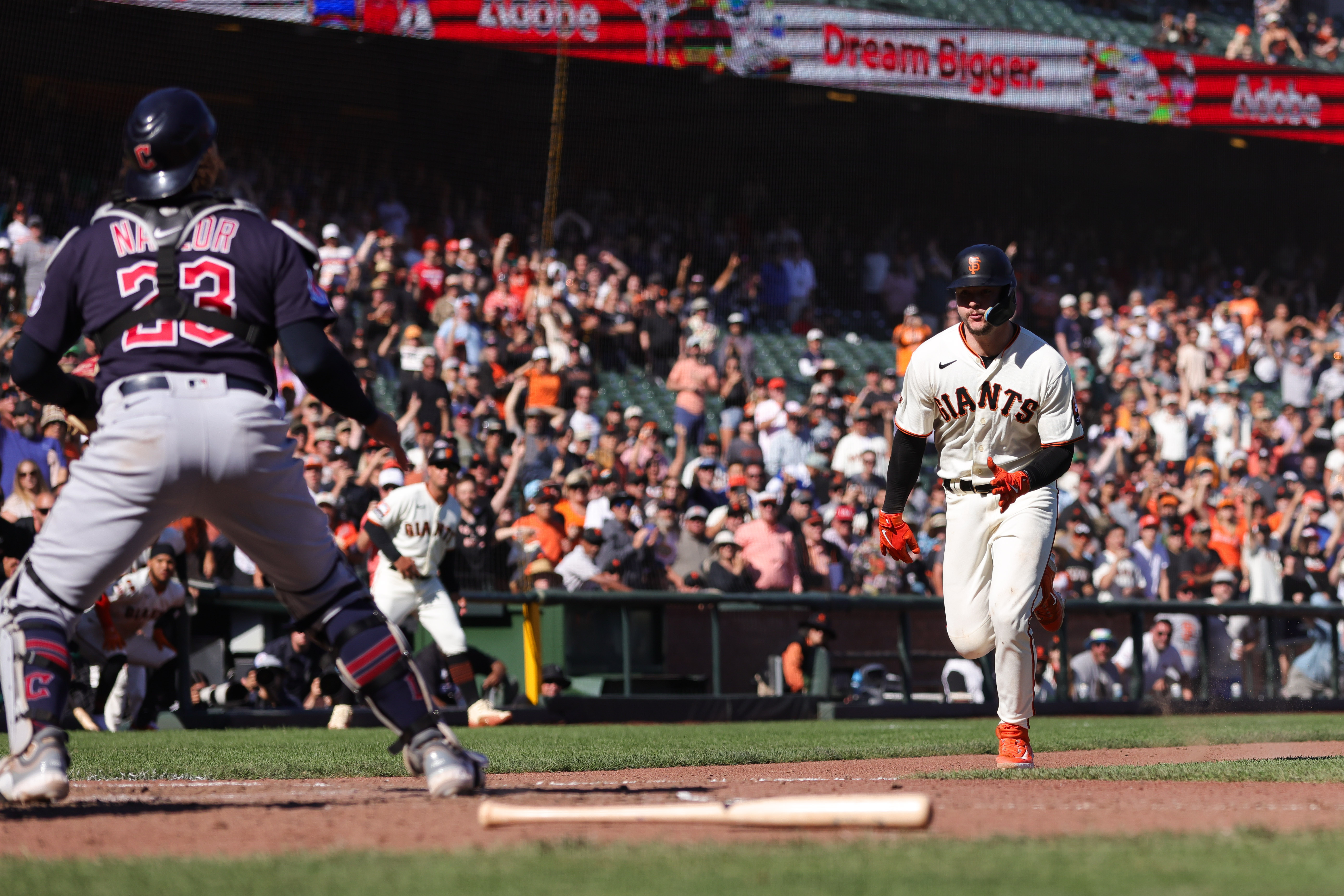 Giants rally late, edge Guardians in 10th