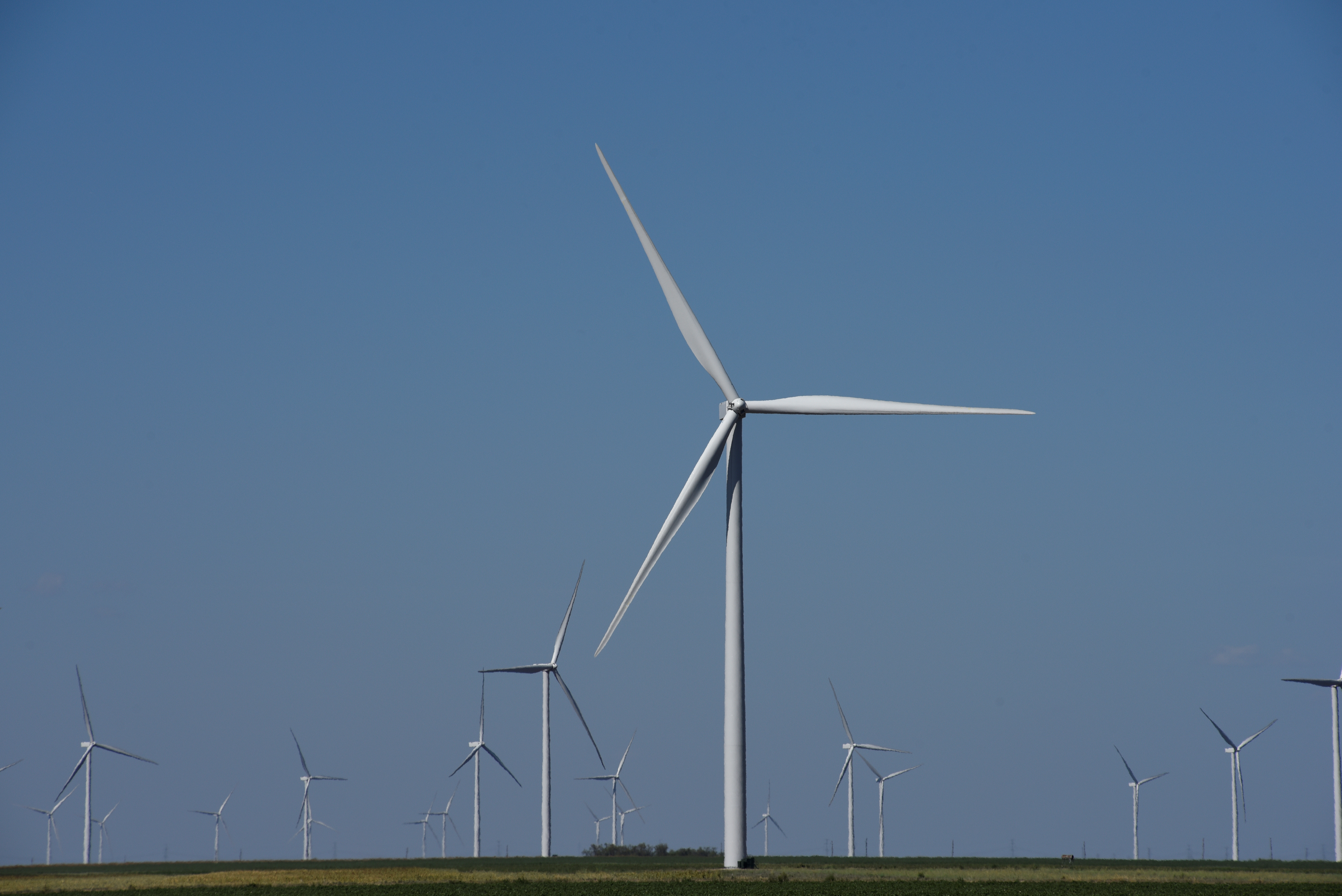 Wind turbines generate power on a farm near Throckmorton, Texas U.S. August 24, 2018. REUTERS/Nick Oxford