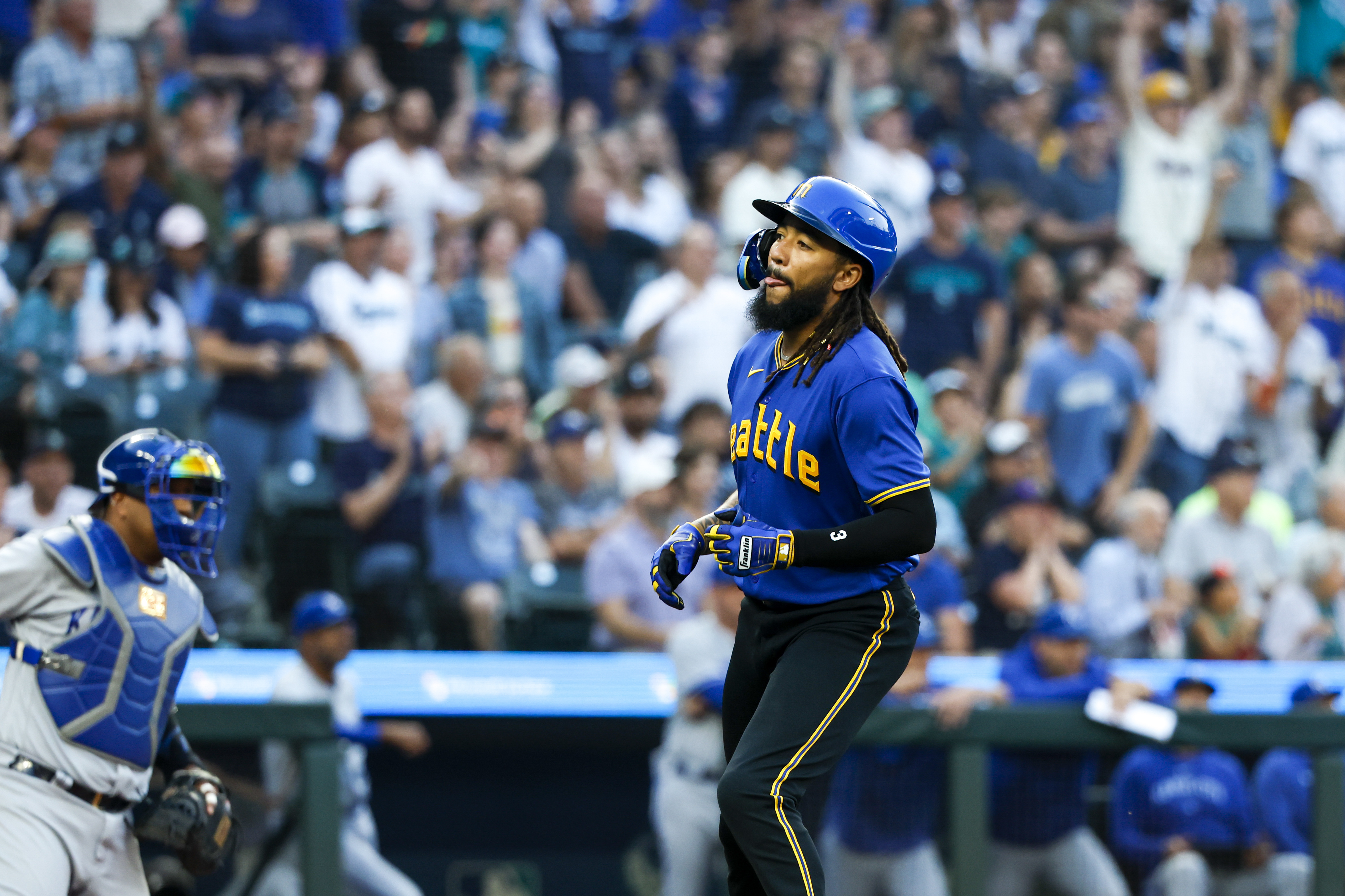 Mariners edge Royals, pull into tie for 1st in AL West