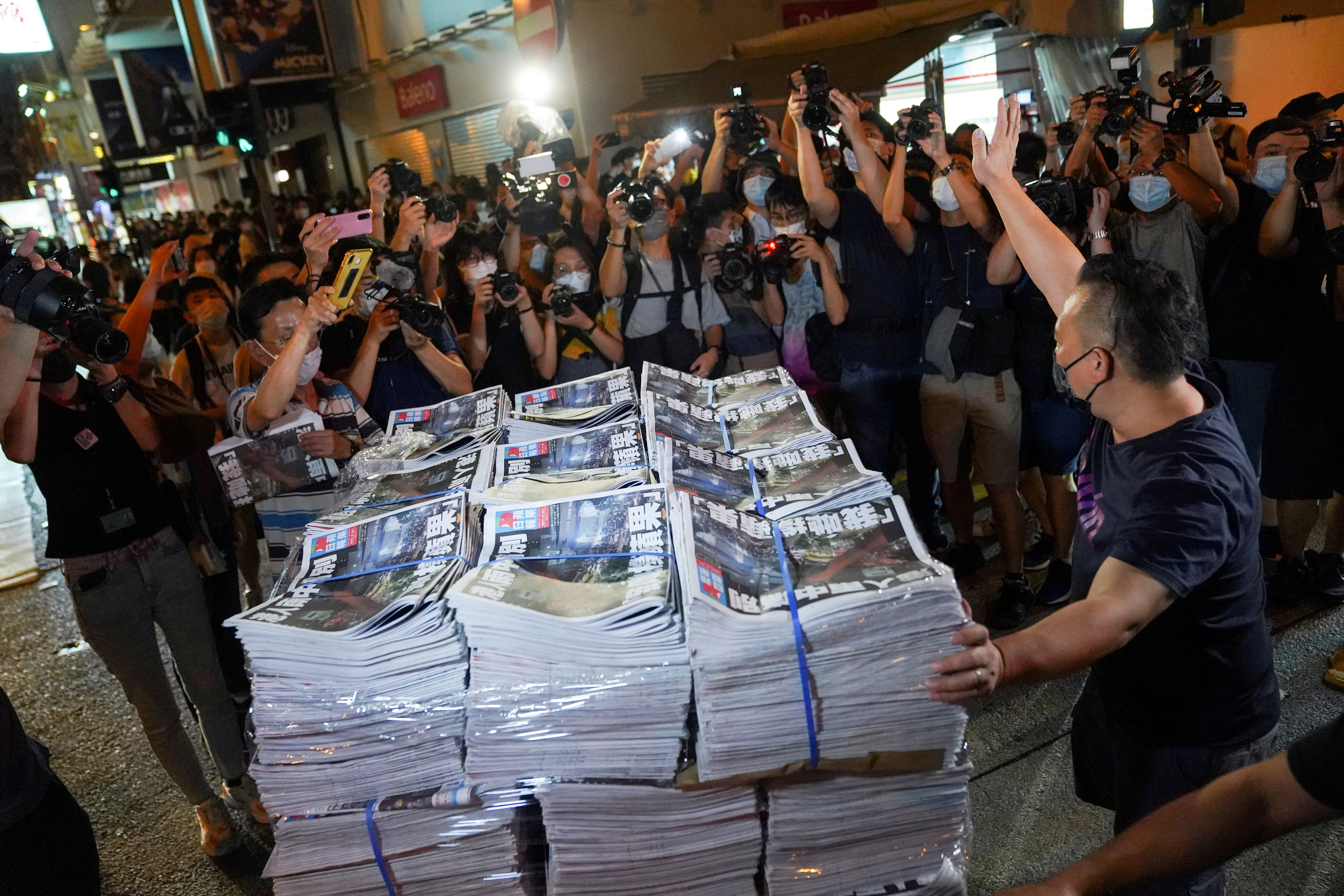 Hong Kong Police Arrest Former Apple Daily Journalist At Airport Media Reuters
