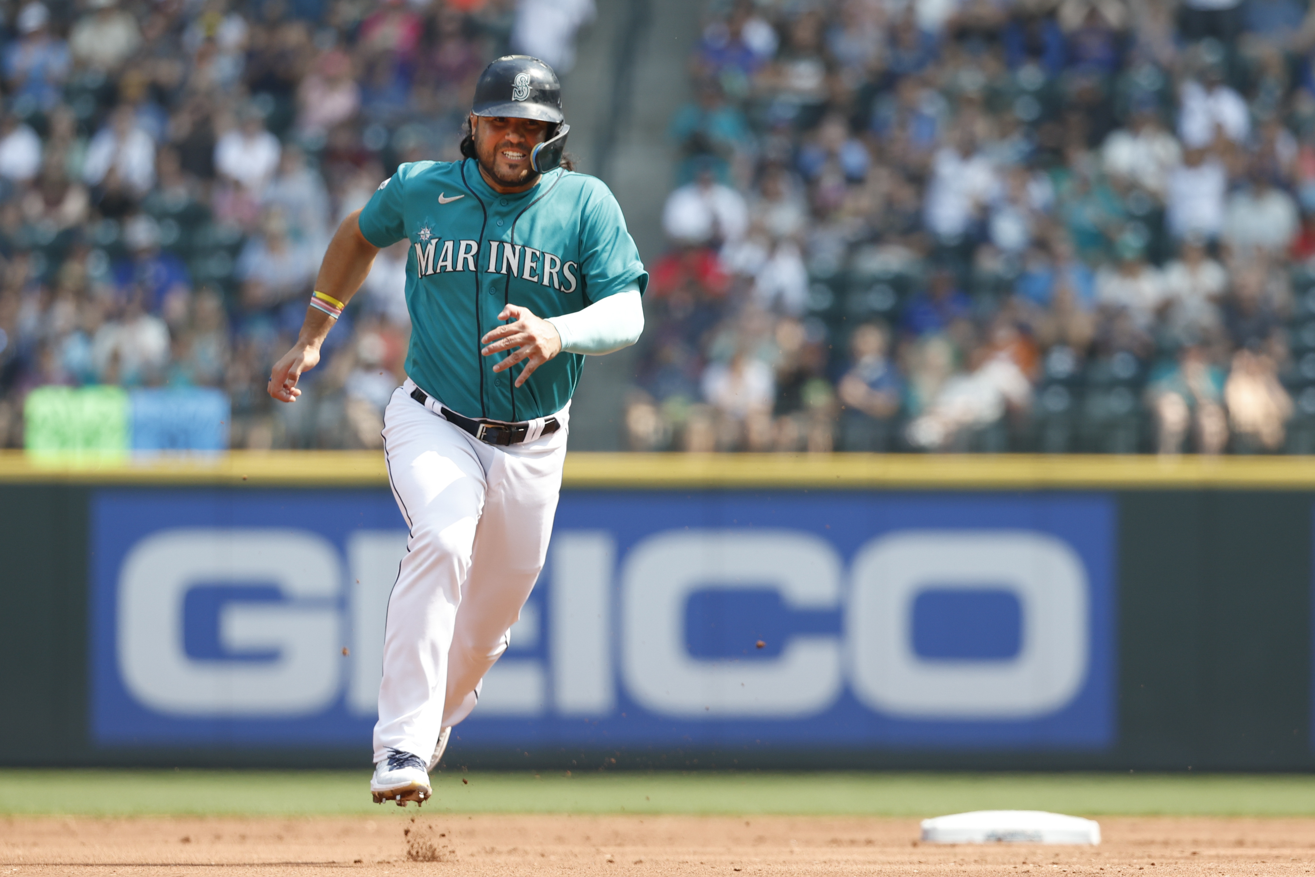 Teoscar Hernández homers twice to lead Mariners over Royals 15-2