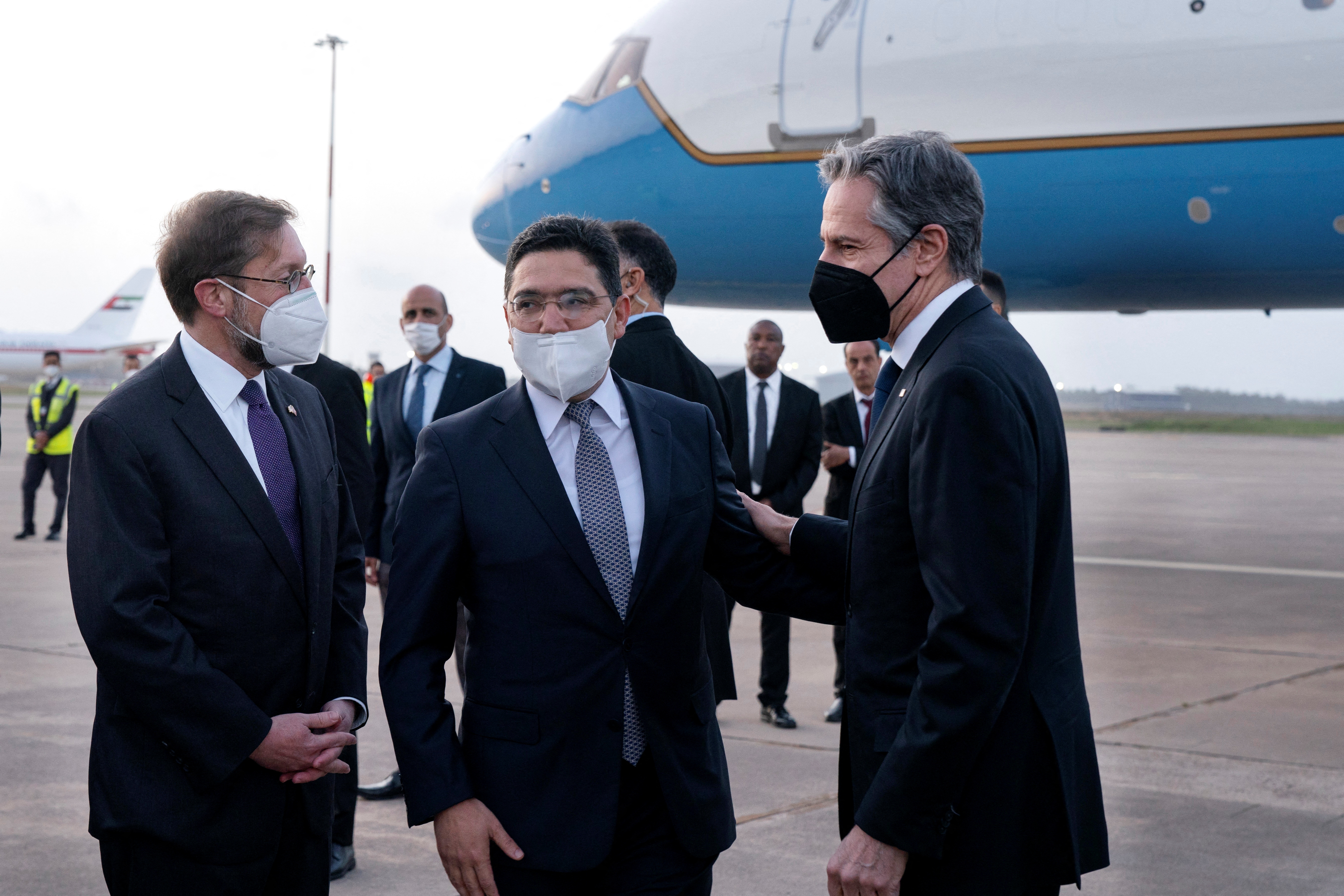 El Secretario de Estado de los Estados Unidos, Antony Blinken, es recibido a su llegada a Rabat por el Ministro de Relaciones Exteriores de Marruecos, Nasser Bourita