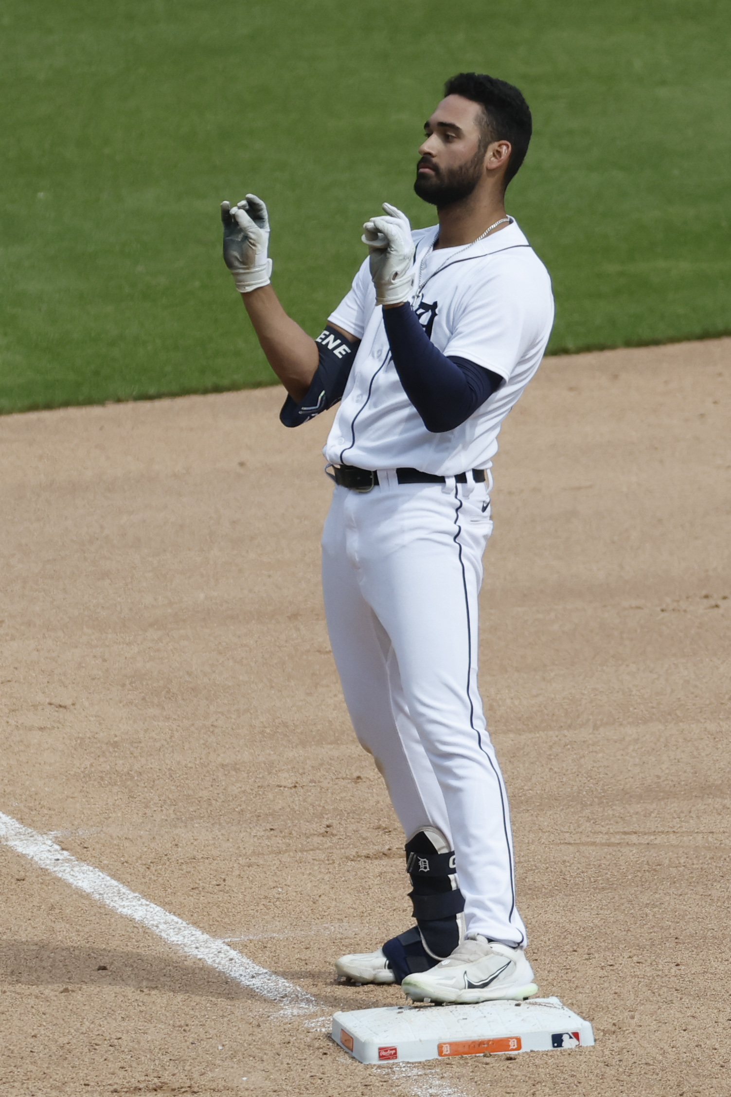 Javier Baez drives in game-winner as Tigers rally to beat White