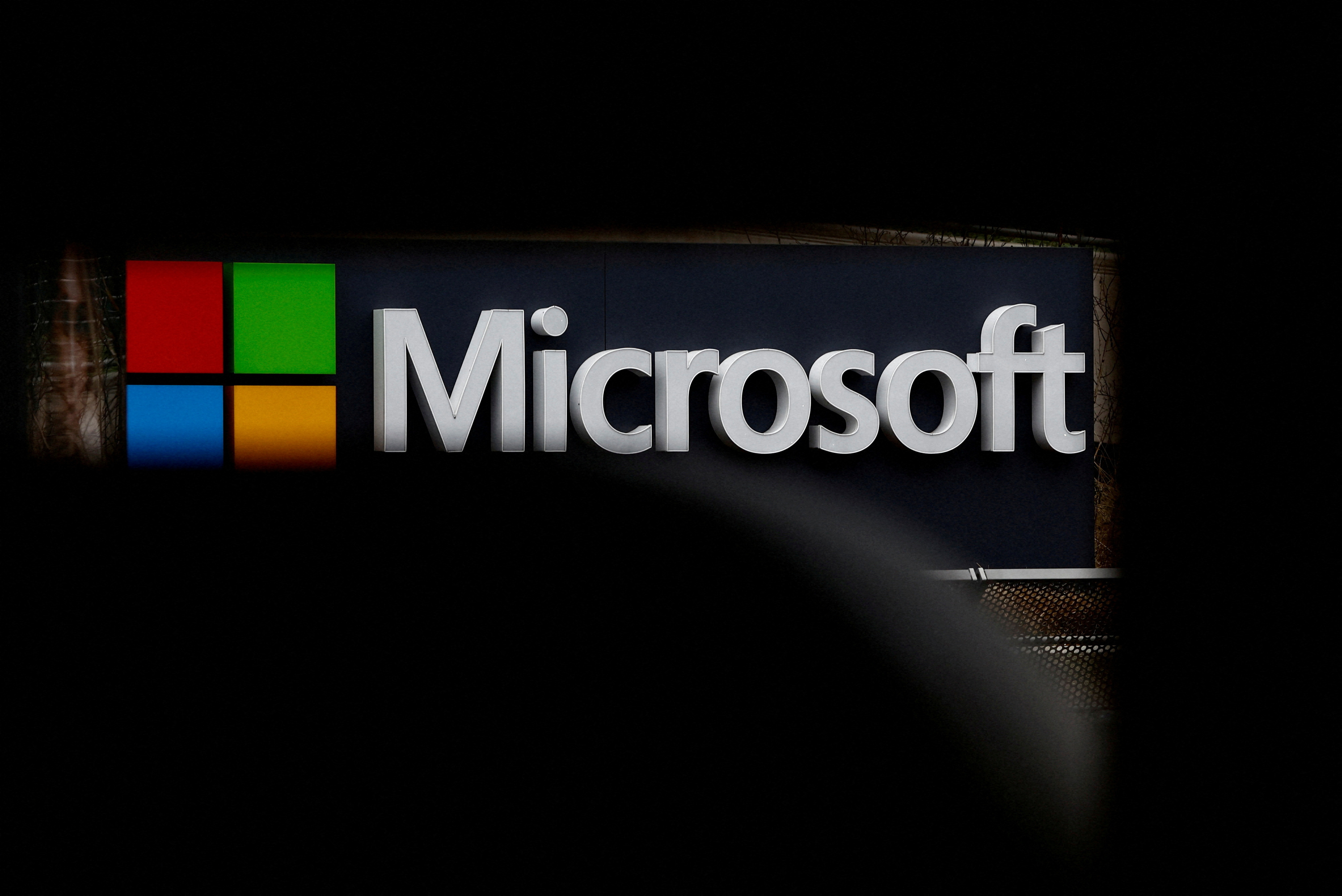 O logotipo da Microsoft é visto em Issy-les-Moulineaux, perto de Paris
