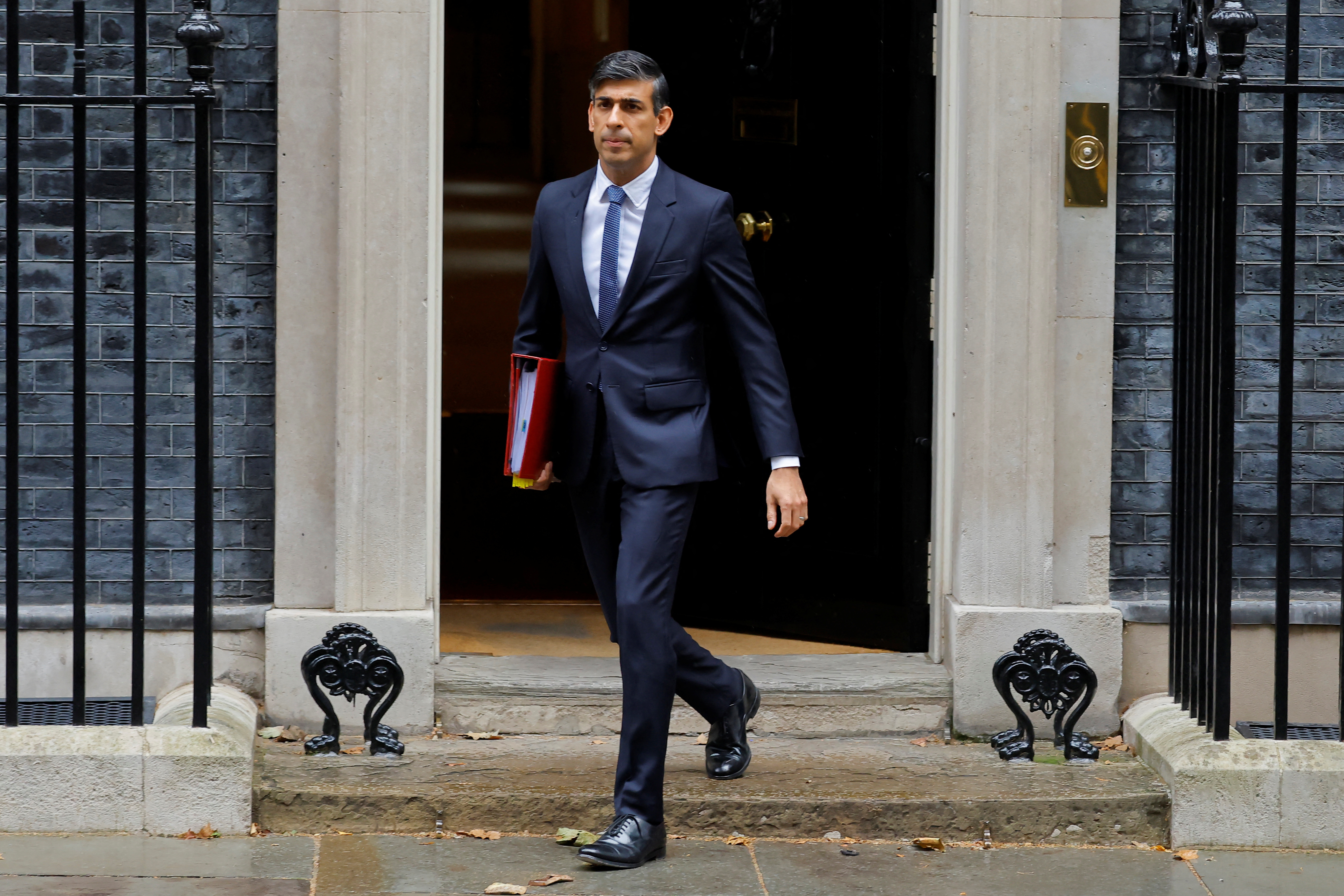 O primeiro-ministro britânico Rishi Sunak deixou 10 Downing Street em Londres