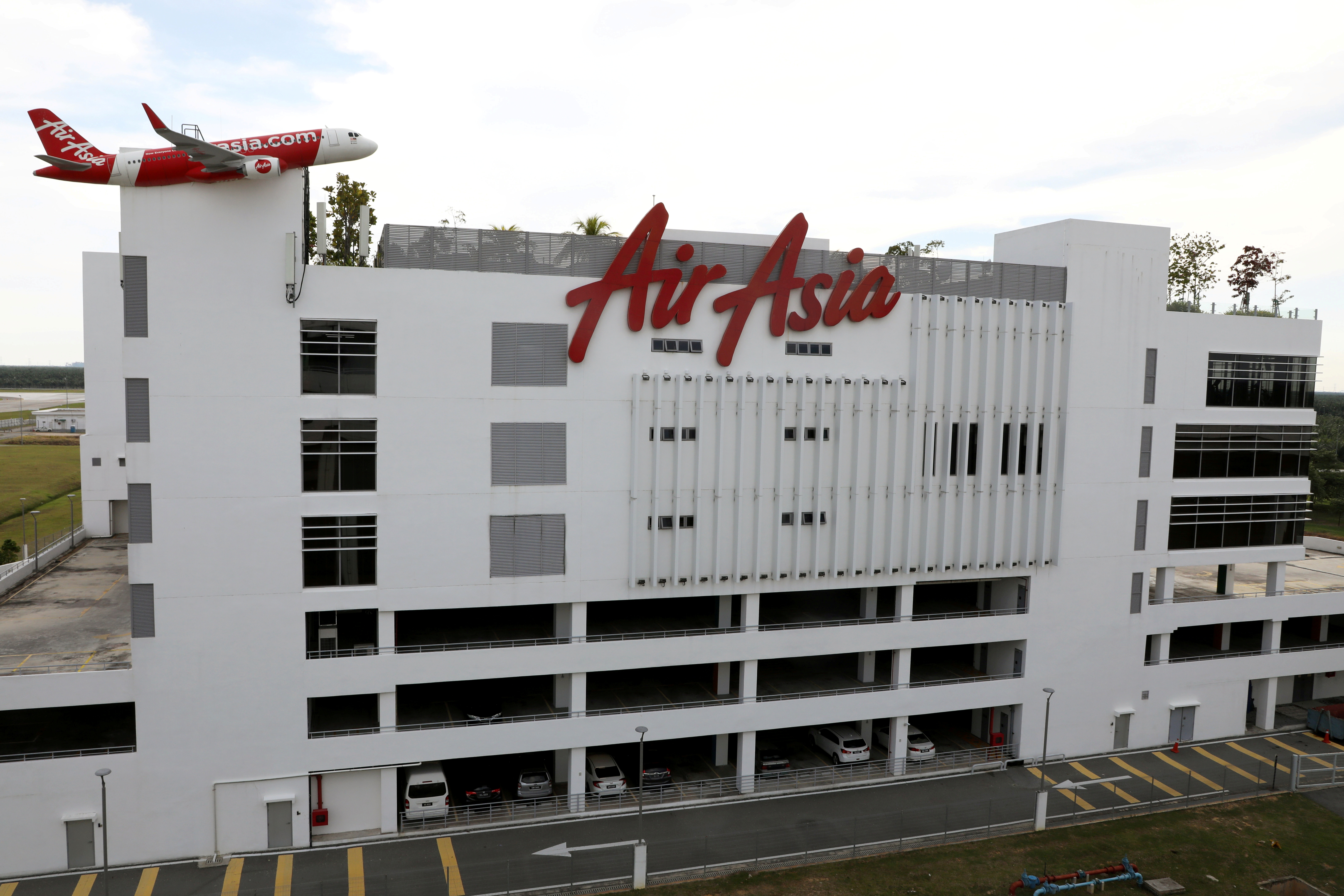 Malaysia S Airasia Group Restructures Its Huge Airbus Plane Order Reuters