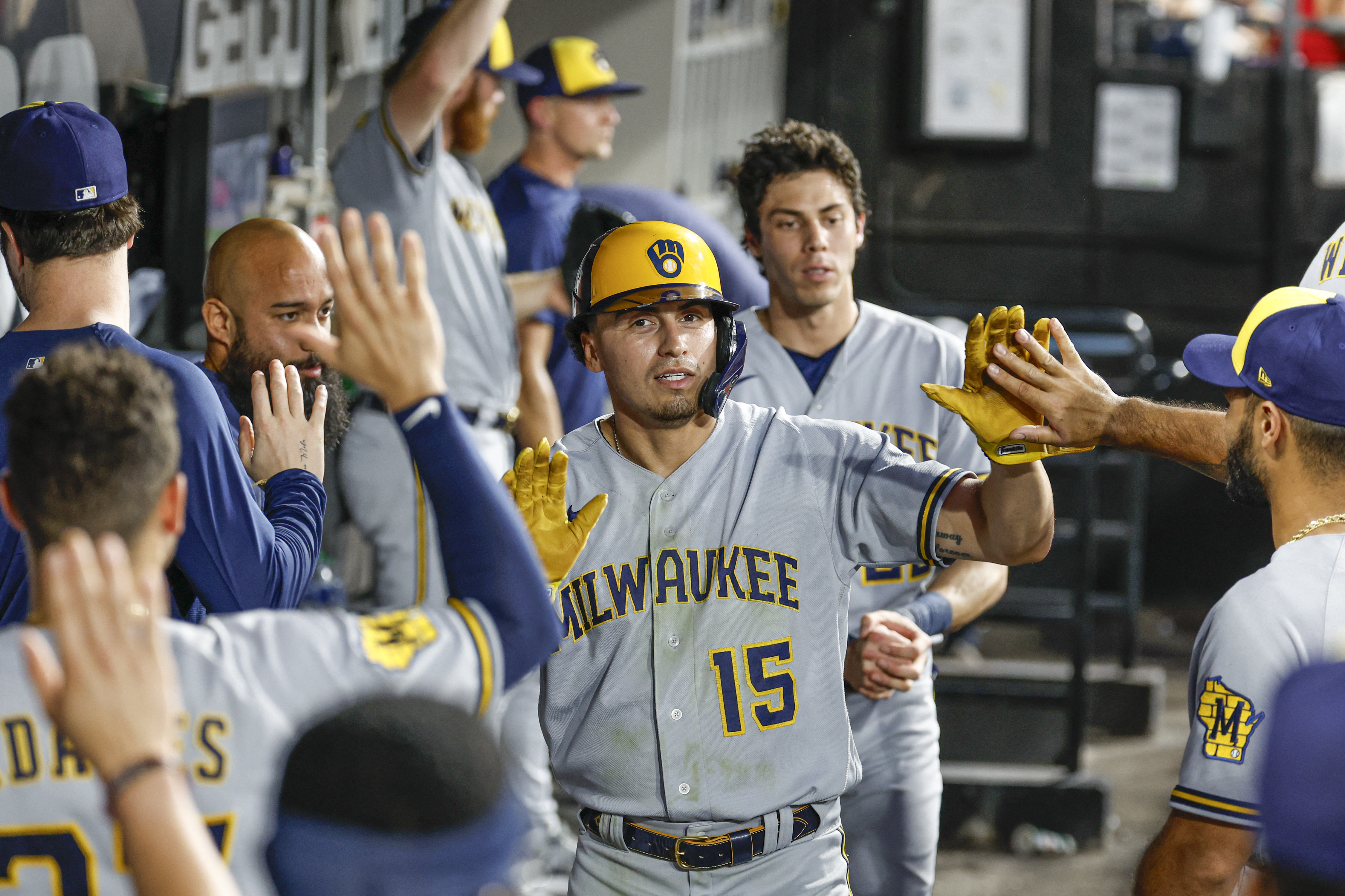 Brewers rally late for 3-2 win over White Sox