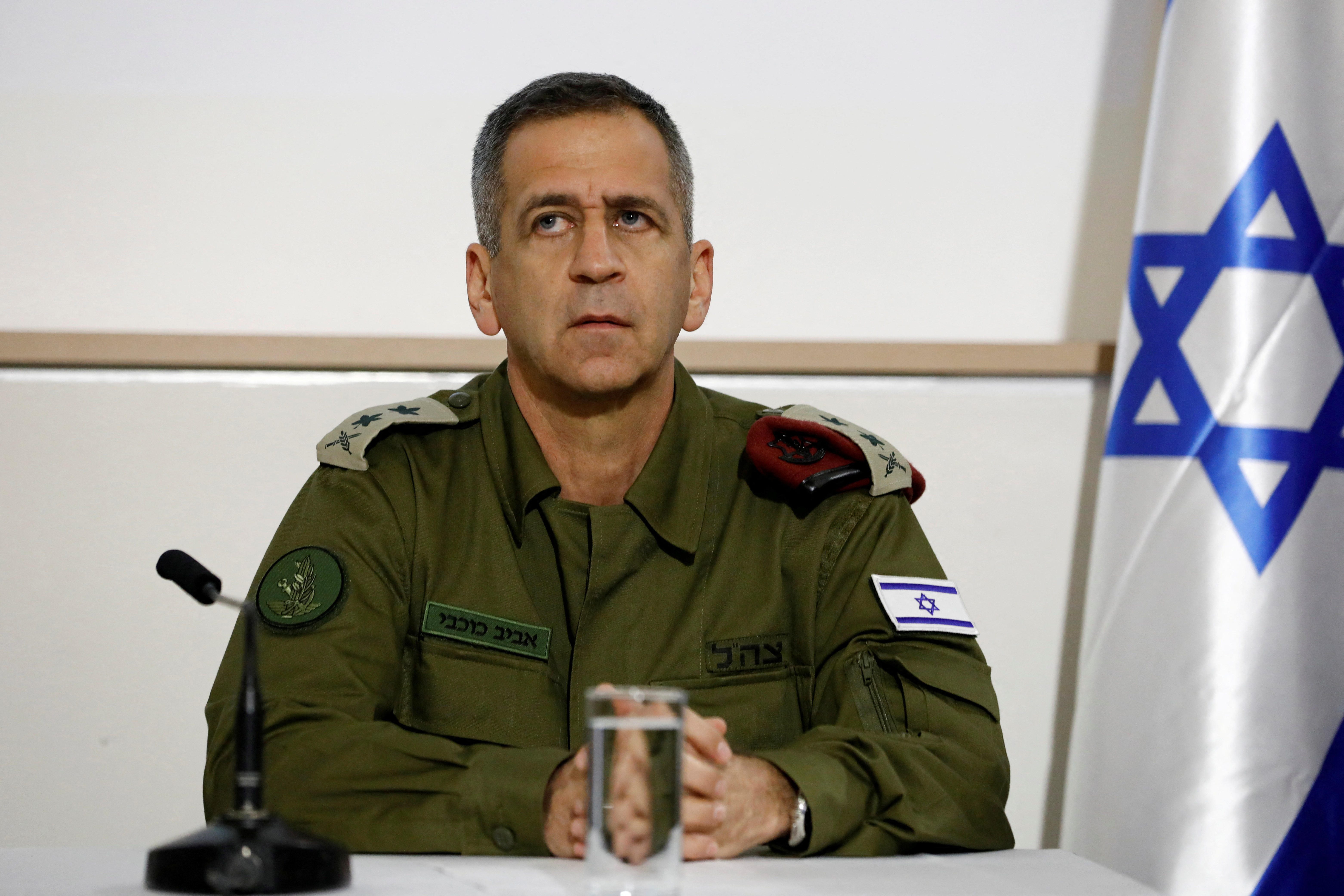 El Jefe de Estado Mayor de las fuerzas armadas israelíes, Aviv Kochavi, observa mientras pronuncia una declaración conjunta en Tel Aviv, Israel.