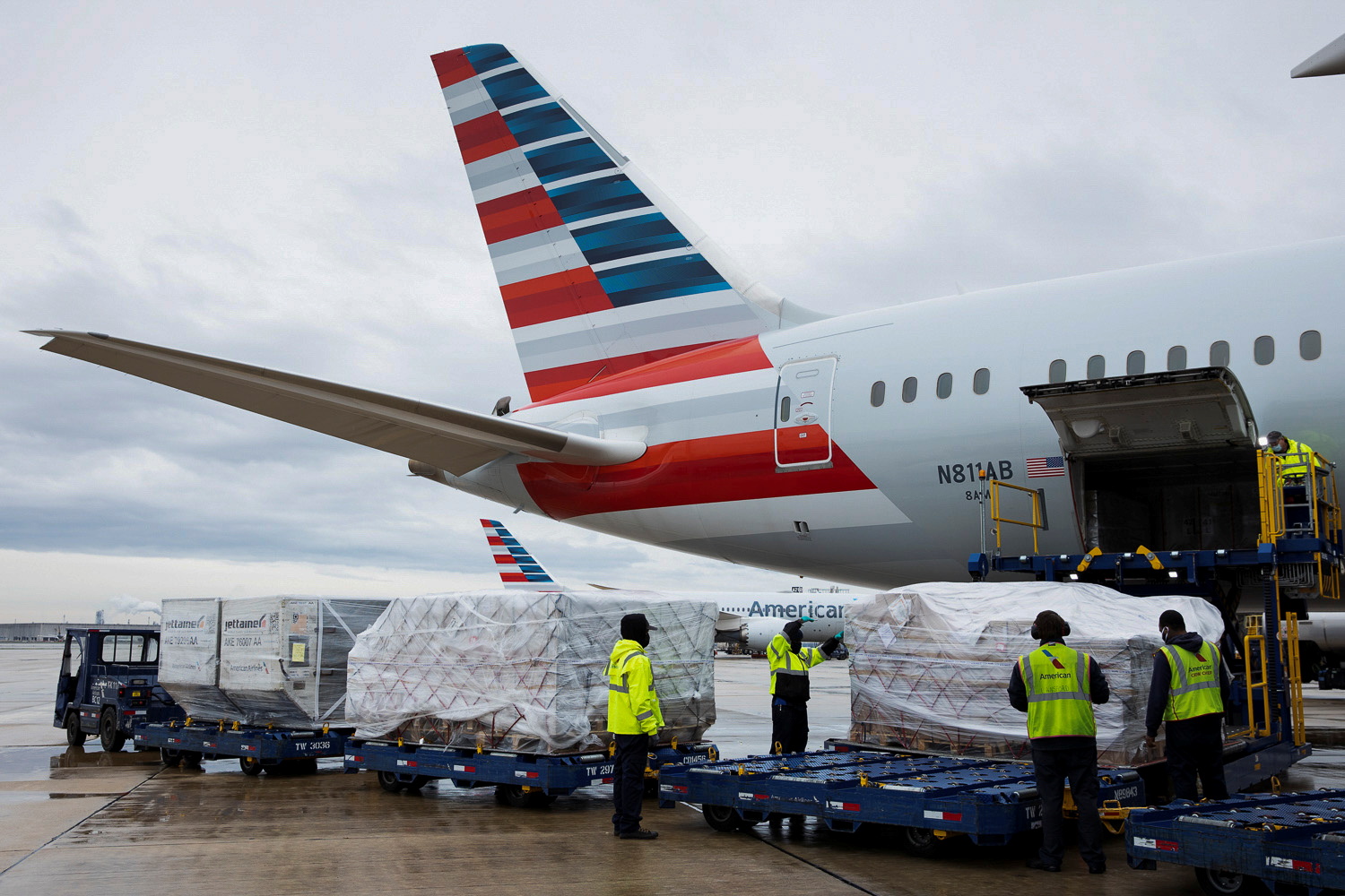 american-airlines-must-face-legal-threat-to-lucrative-card-deal-reuters