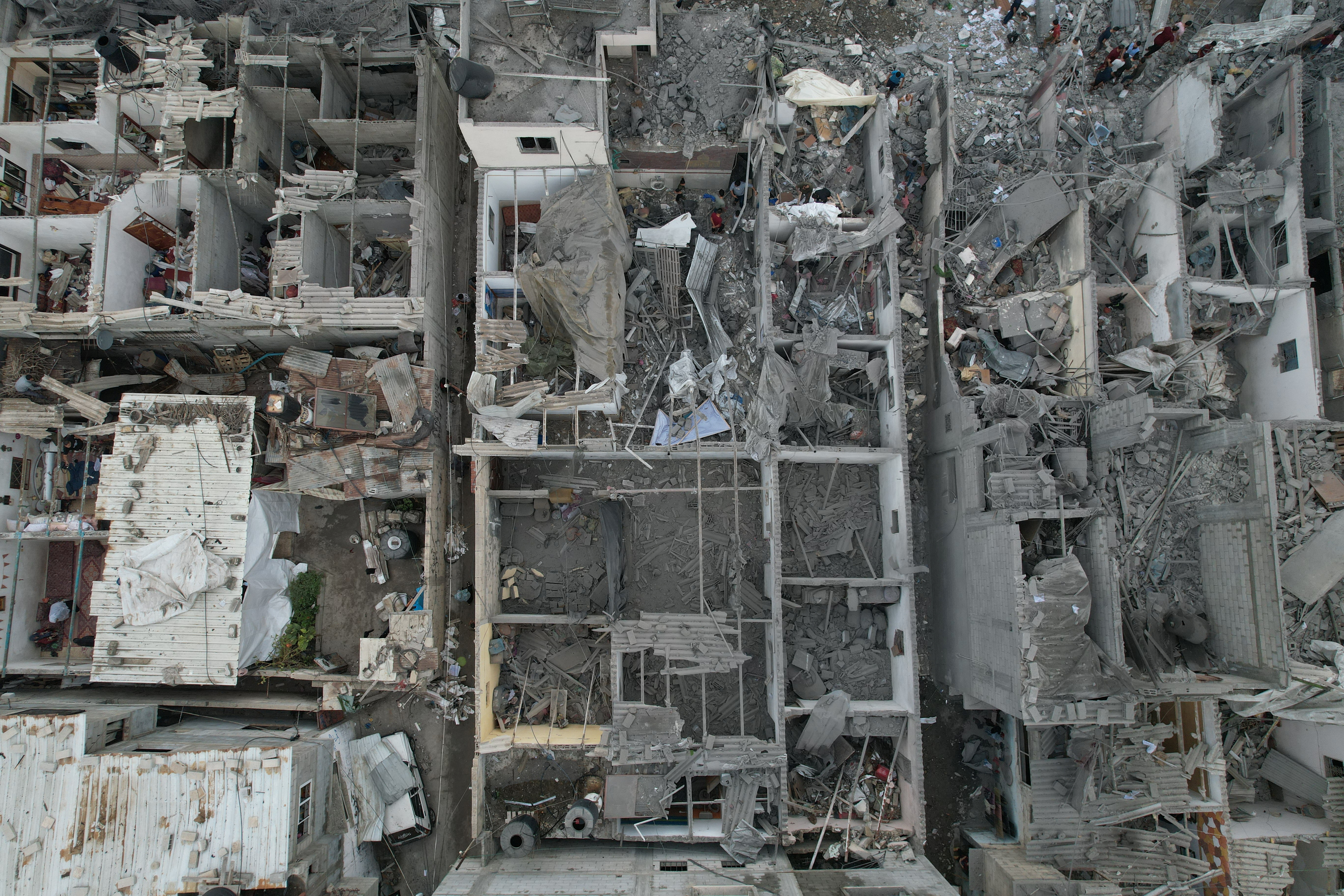 Vista dos restos de uma mesquita e de casas destruídas pelos ataques israelenses no centro da Faixa de Gaza