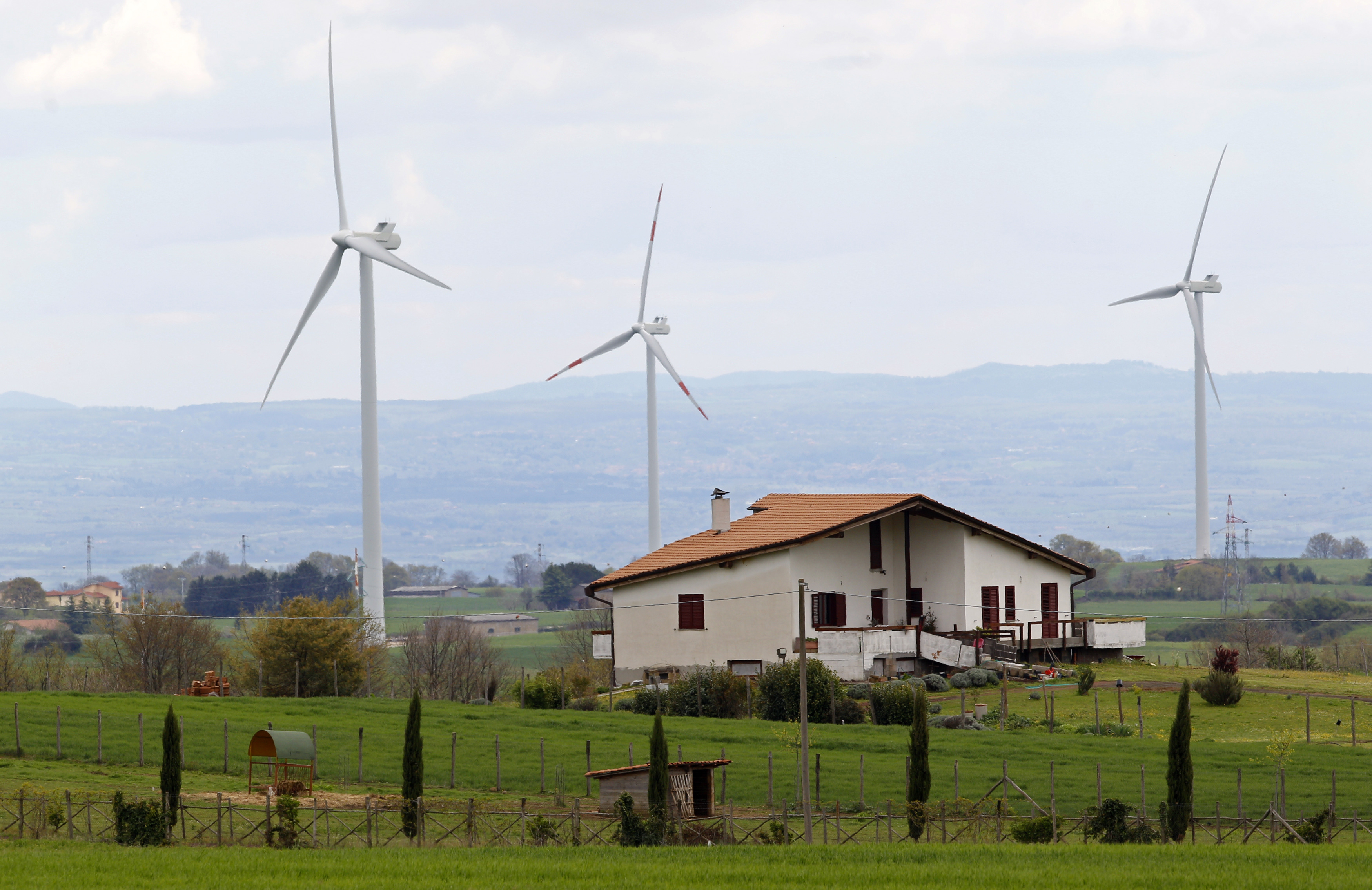 Wind turbines are seen near the village of Piansano, 90 km (60 miles) north of Rome, April 16, 2012. REUTERS/Max Rossi 