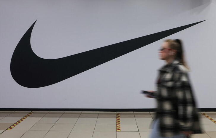 ijsje Van Advertentie StockX blasts Nike counterfeiting claims in NFT trademark fight | Reuters