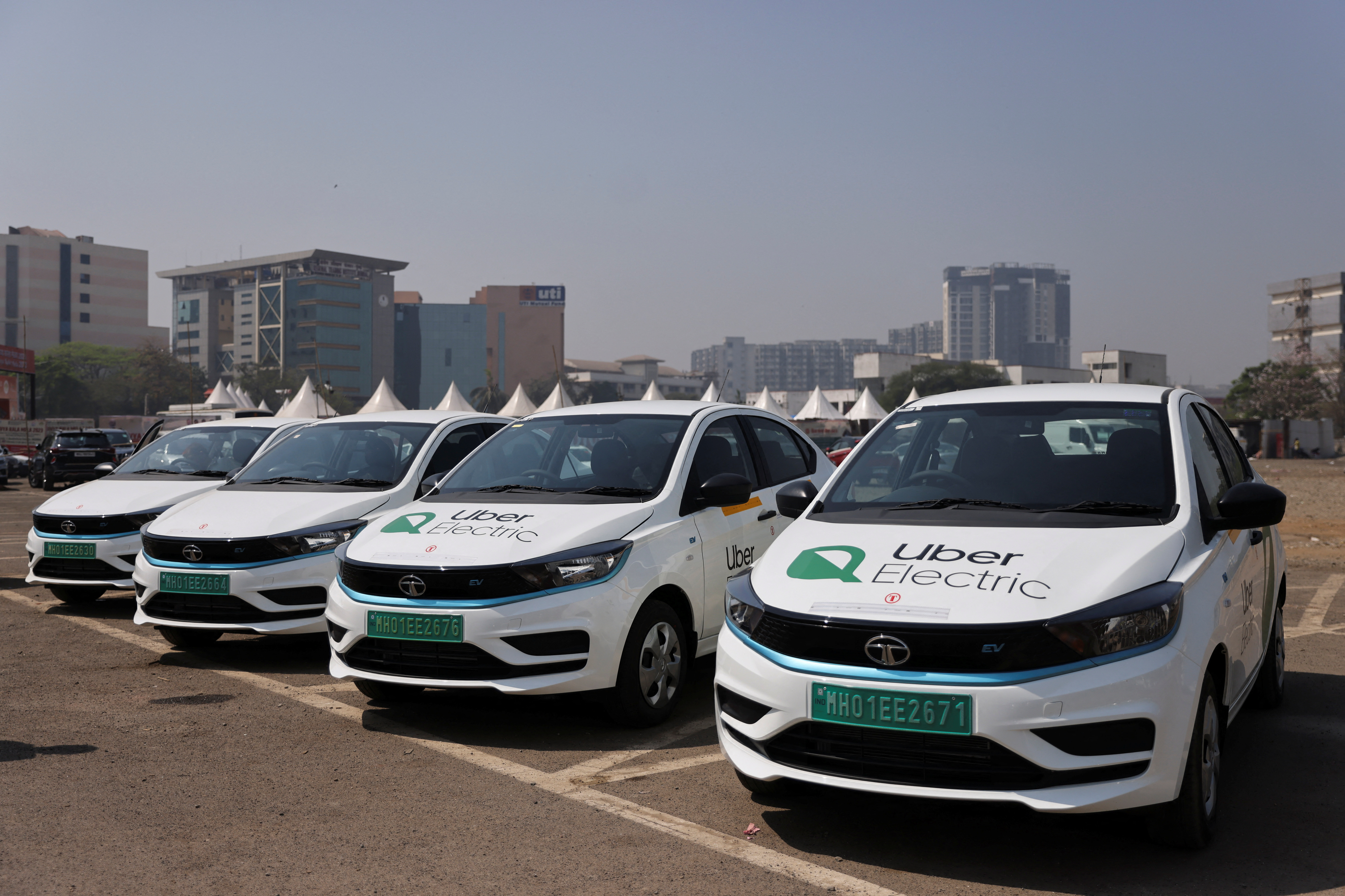 इलेक्ट्रिक वाहन से जाएंगे मतदान करने, तो मिलेंगी ये सहूलियतें

Electric vehicles (EV) owners can vote without waiting in long queues. The administration has taken this step to promote environmental awareness.If you go to vote by electric vehicle, you will get these facilities