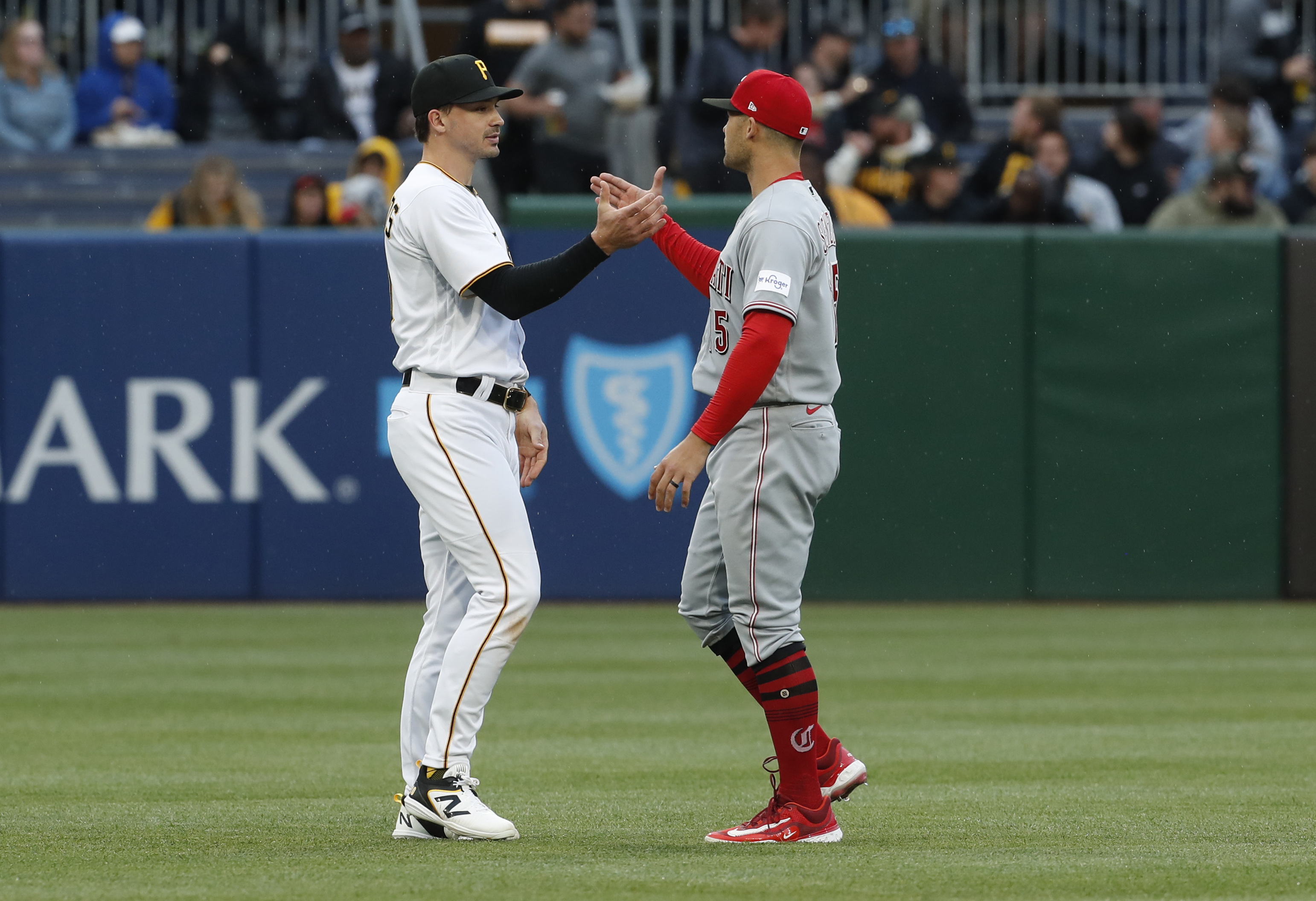 Pirates edge Reds 2-1 for sixth straight win