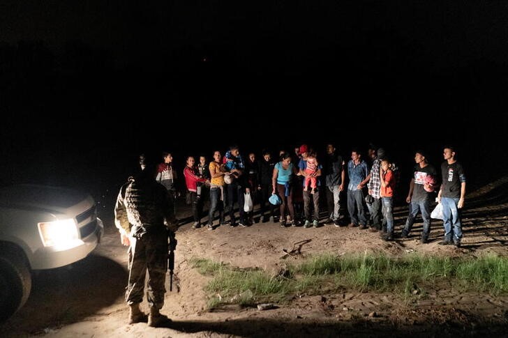 Asylum-seeking migrants cross Rio Grande river into U.S. in Roma