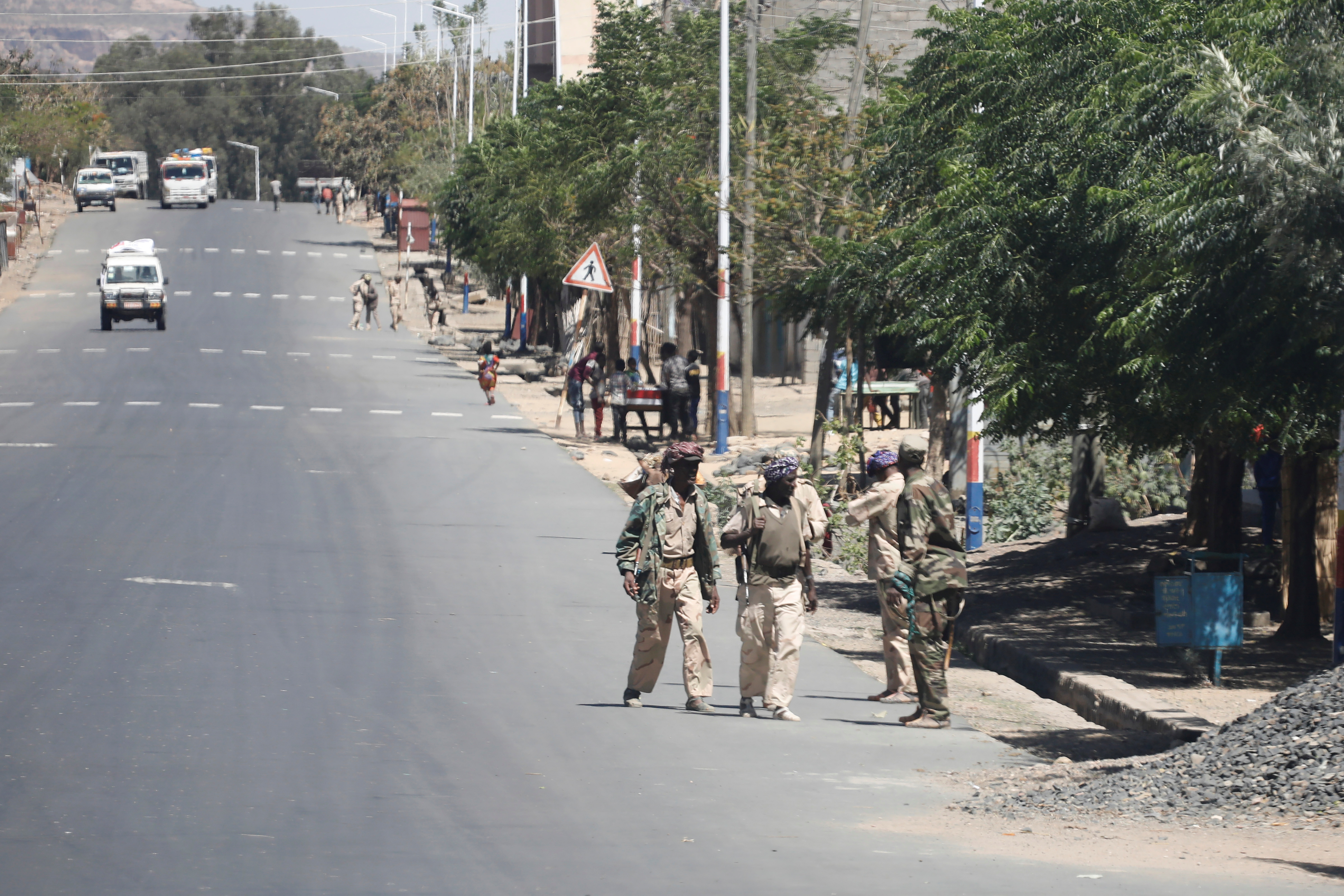 Troops in Eritrean uniforms walk in the town of Bizet