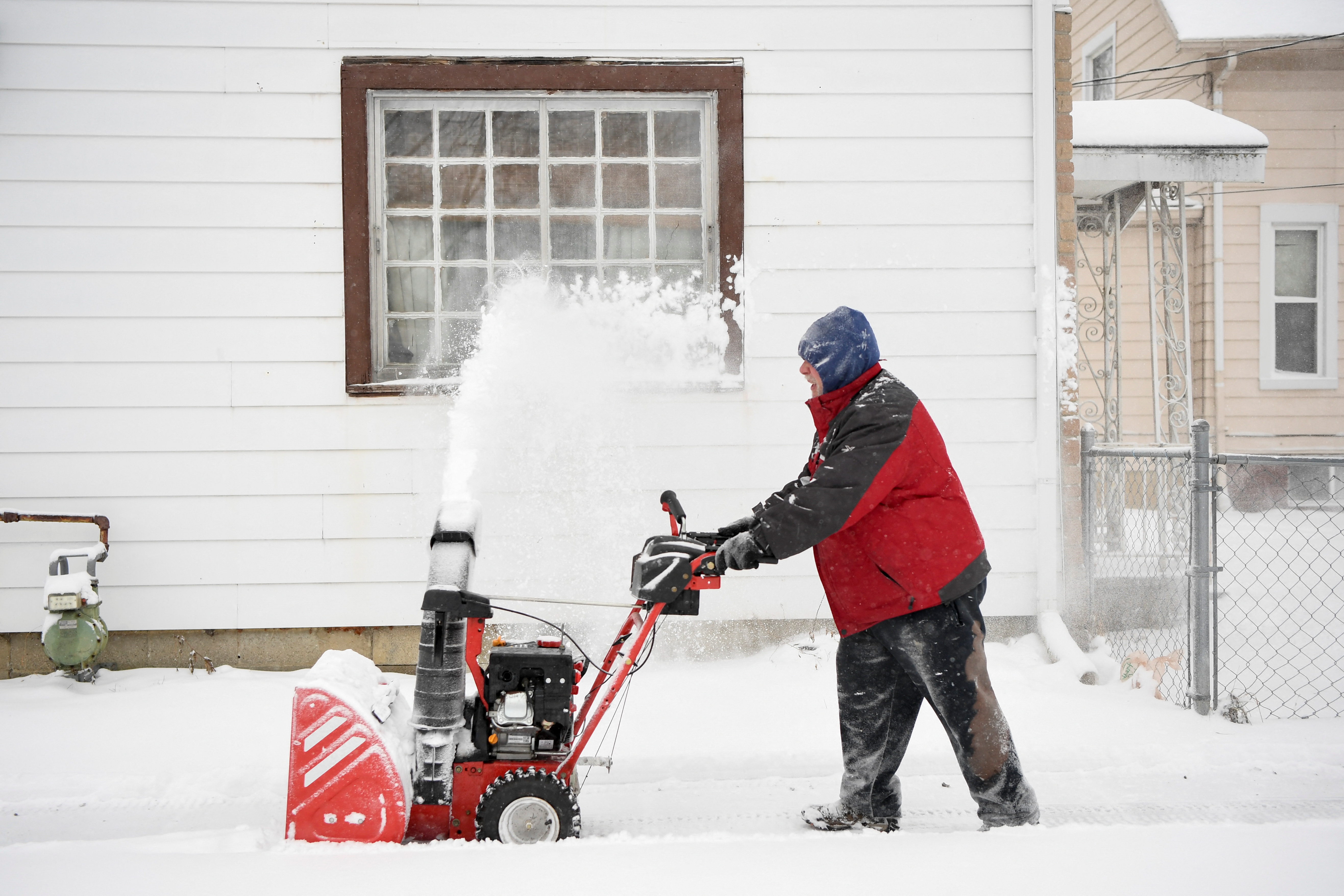 Snow pummels parts of Northeast; thousands without power