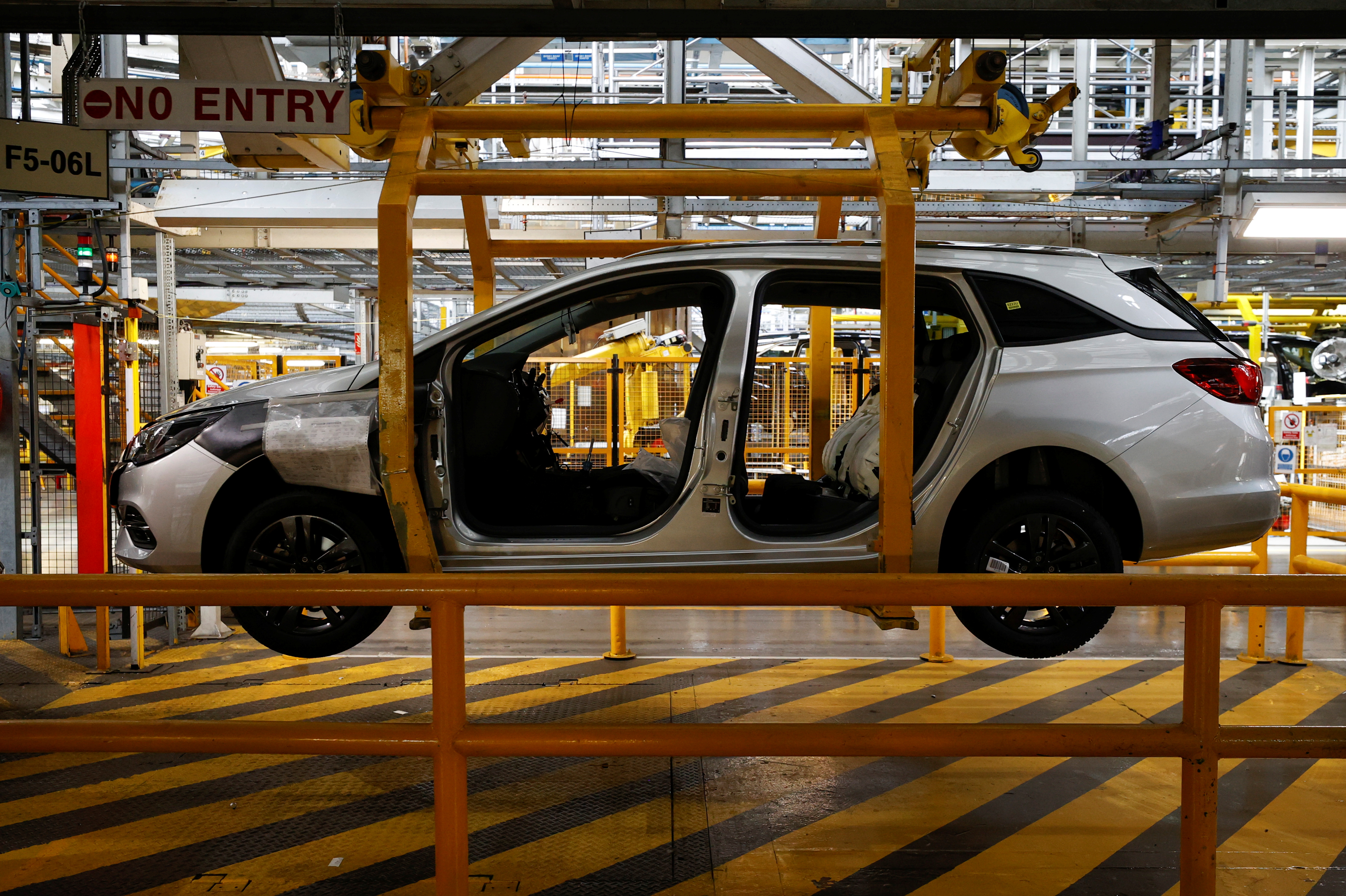 El fabricante de automóviles Stellantis hace un anuncio de inversión en la fábrica de automóviles británica Vauxhall