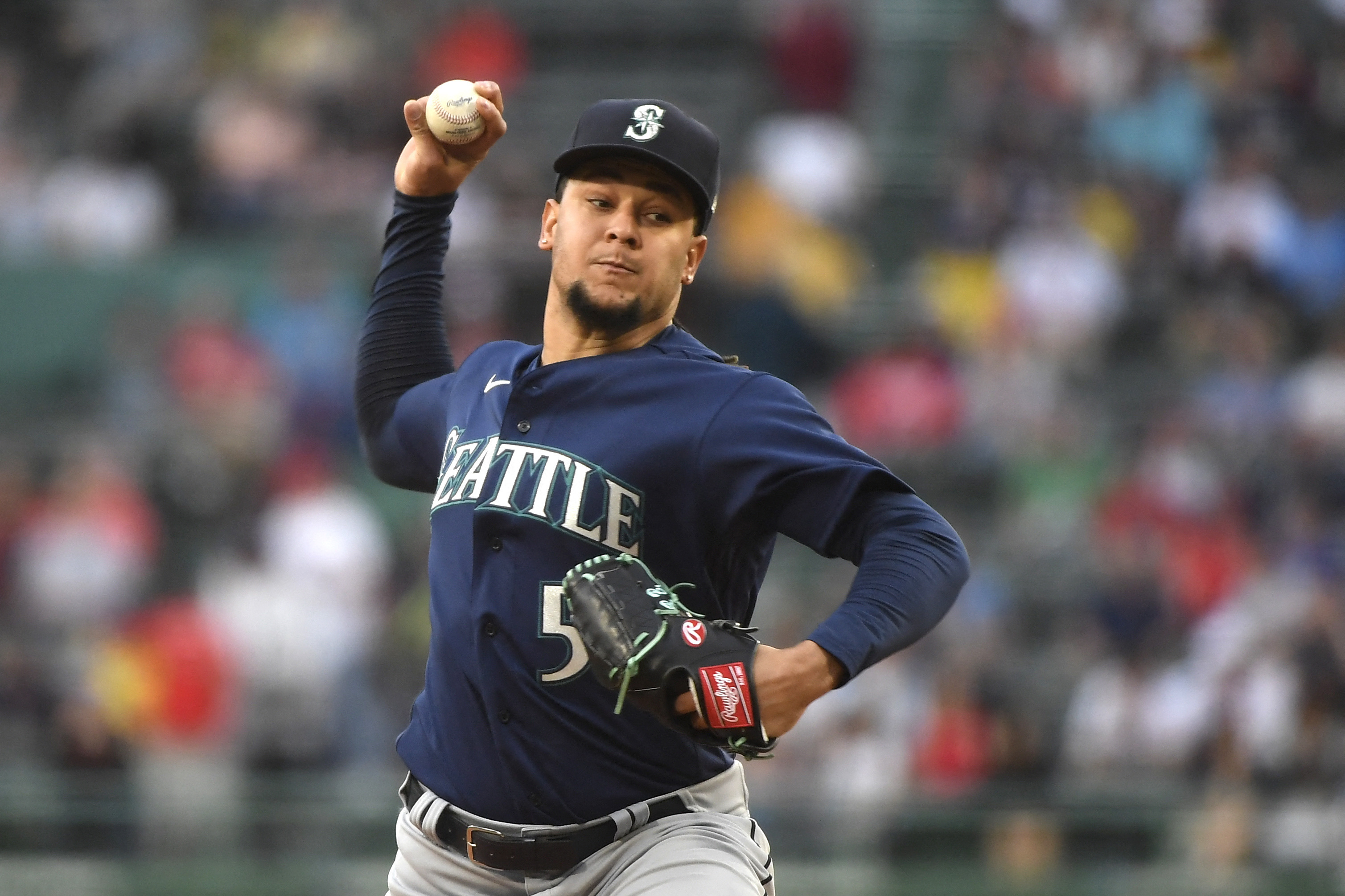 Mariners make Monday feel like Friday, win 5-4 over Red Sox