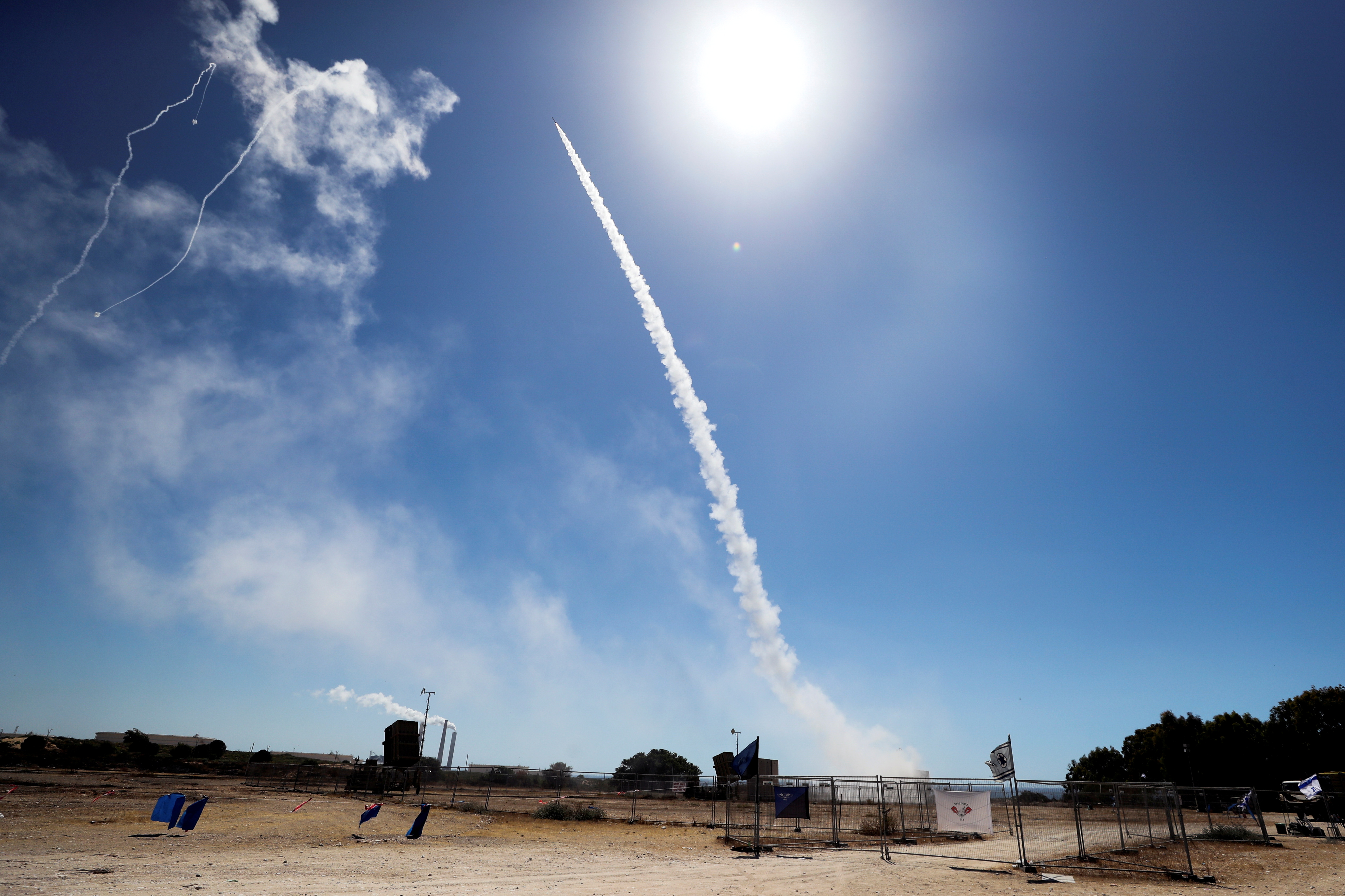 Le système antimissile Iron Dome d'Israël tire pour intercepter une roquette lancée depuis la bande de Gaza vers Israël, vue depuis Ashkelon, dans le sud d'Israël, le 19 mai 2021. REUTERS / Ammar Awad