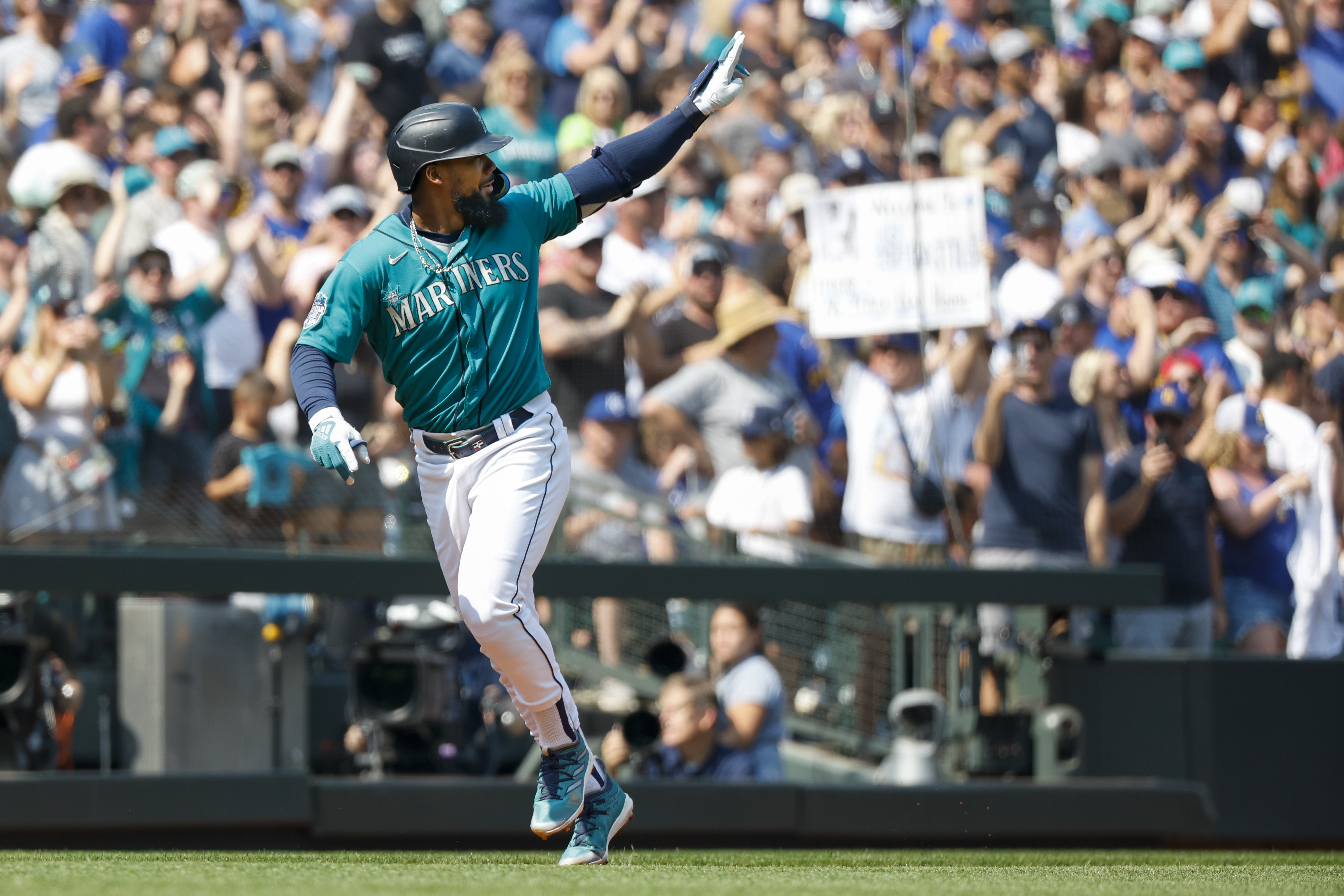 Teoscar Hernández homers twice to lead Mariners over Royals 15-2