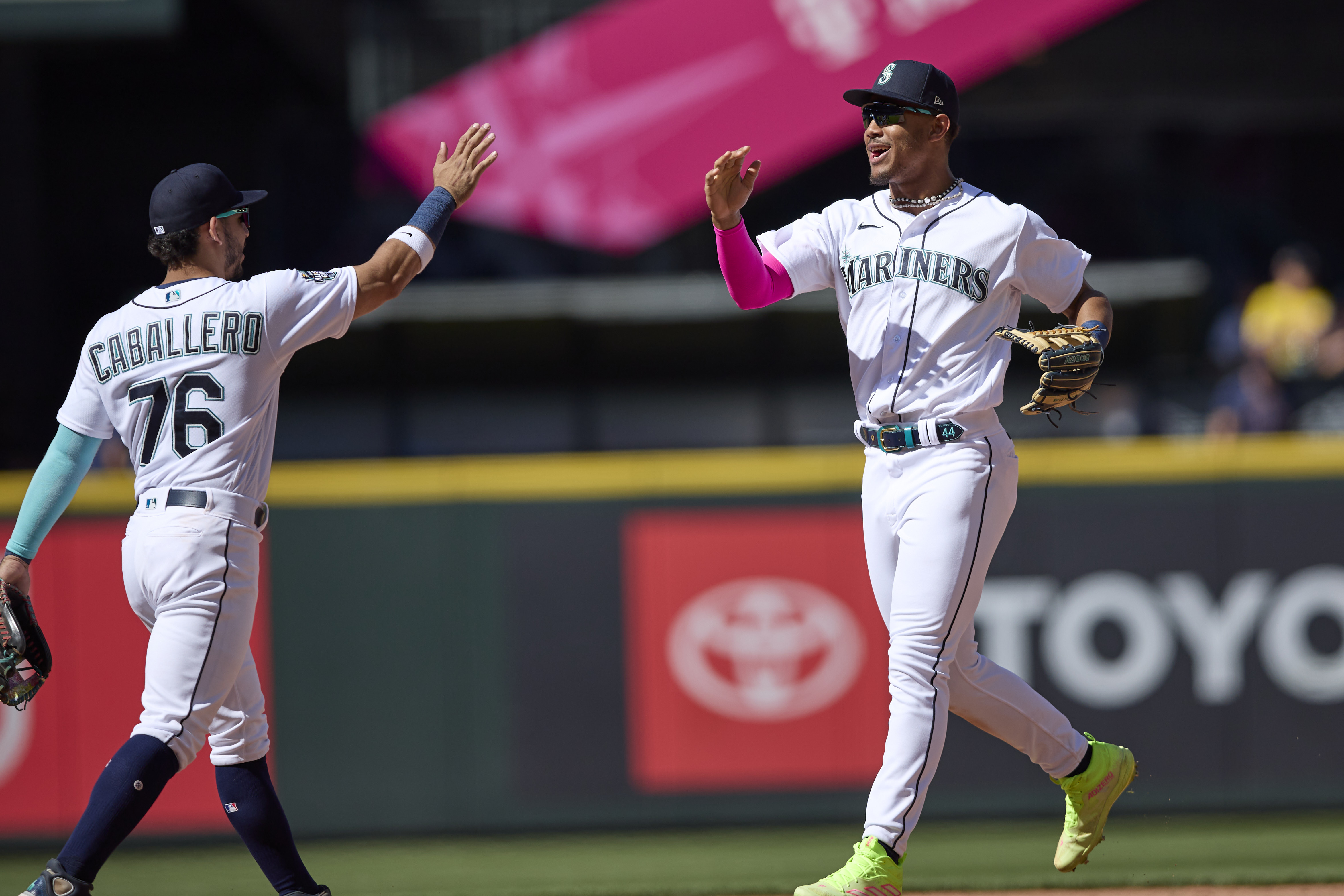 Mariners score game's last 6 runs to double up Red Sox