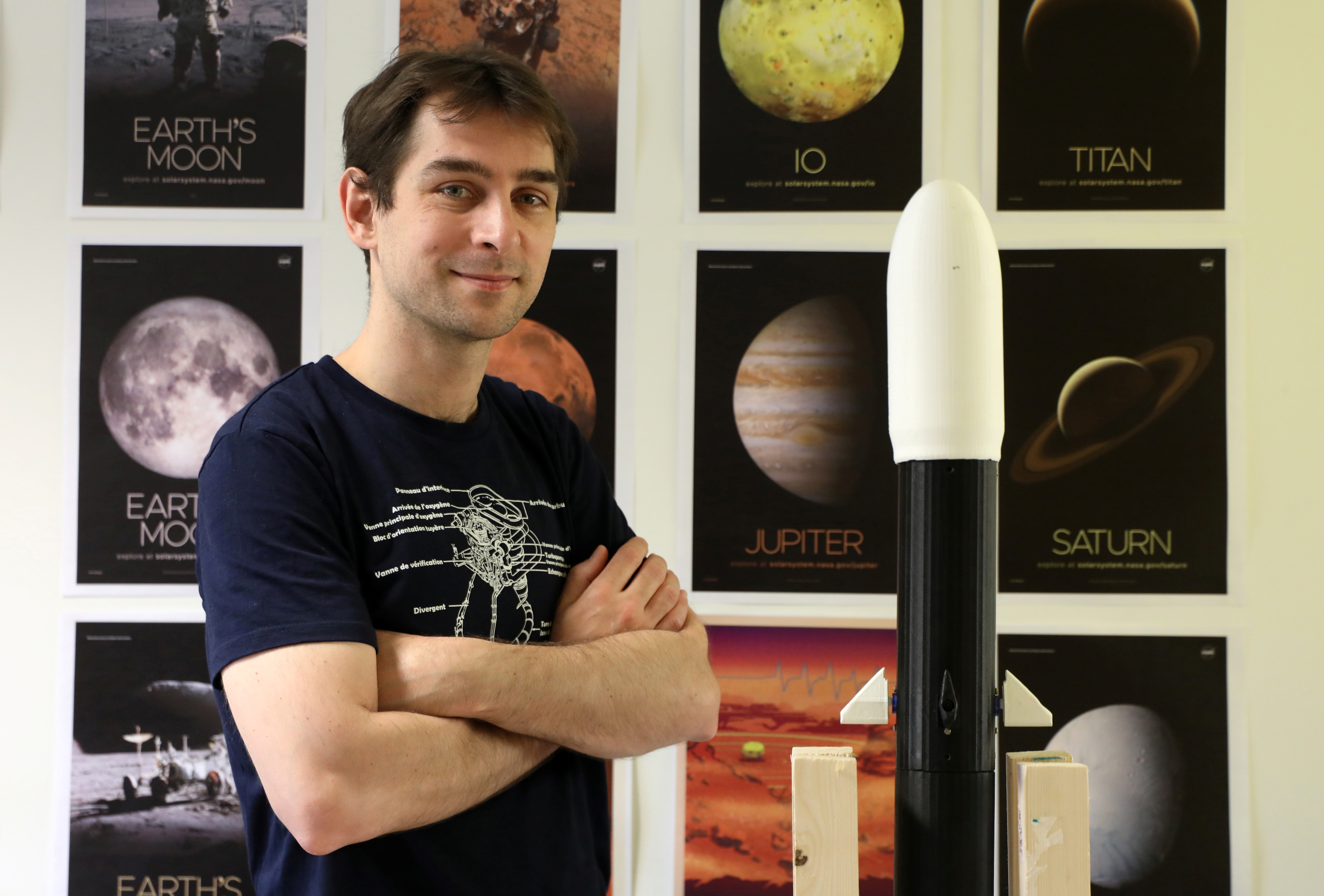 Matthieu Pluvinage, Eiropas Kosmosa aģentūras (ESA) astronautu atlases kandidāts, pozē savā birojā ESIGELEC inženierzinātņu skolā, kur viņš māca, Saint-Etienne-du-Rouvray, Francijā, 4. gada 2021. jūnijā. Attēls uzņemts 4. jūnijā, 2021. REUTERS / Lea Guedj