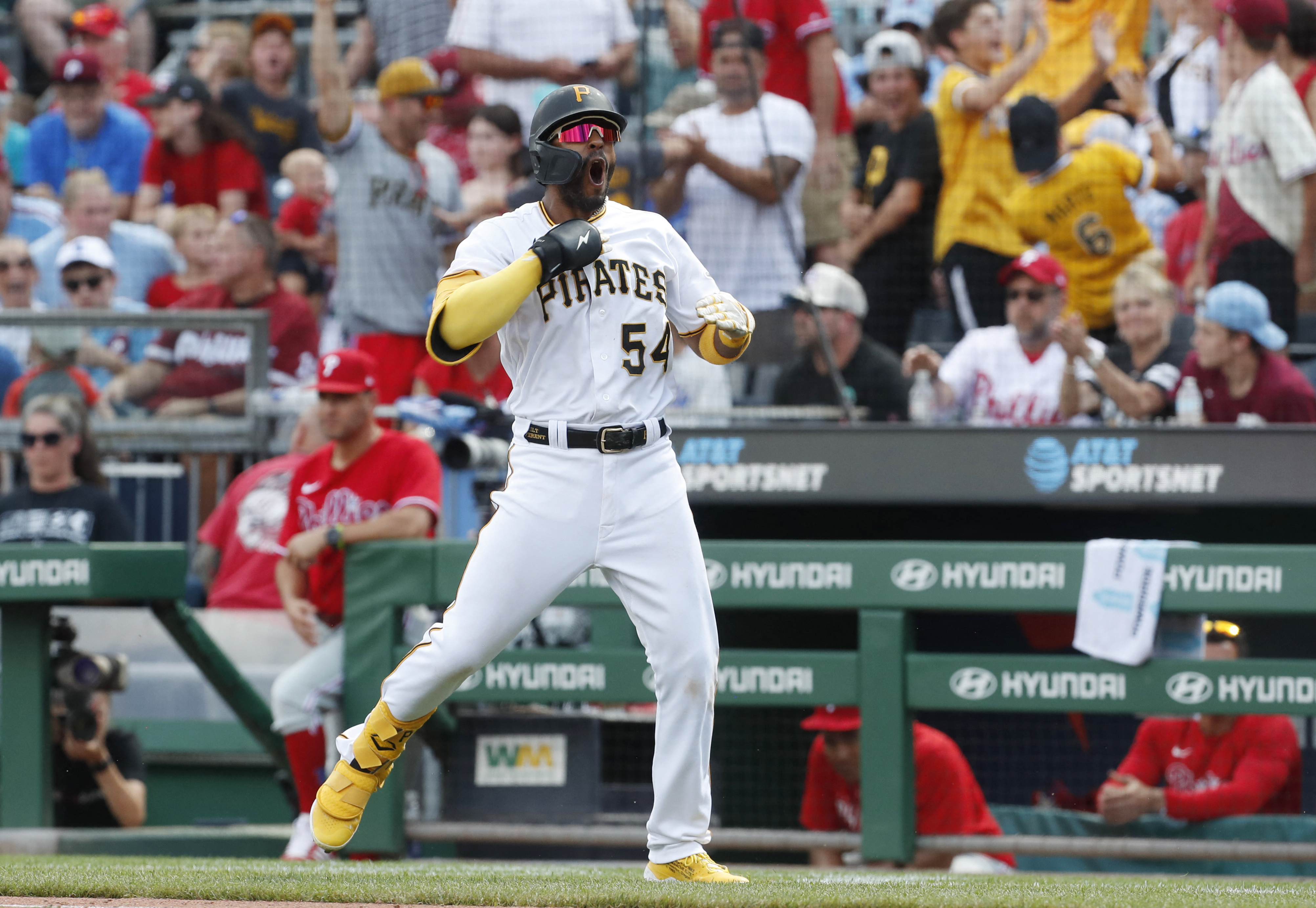 Pirates rally twice to beat Phillies and steal the series - CBS