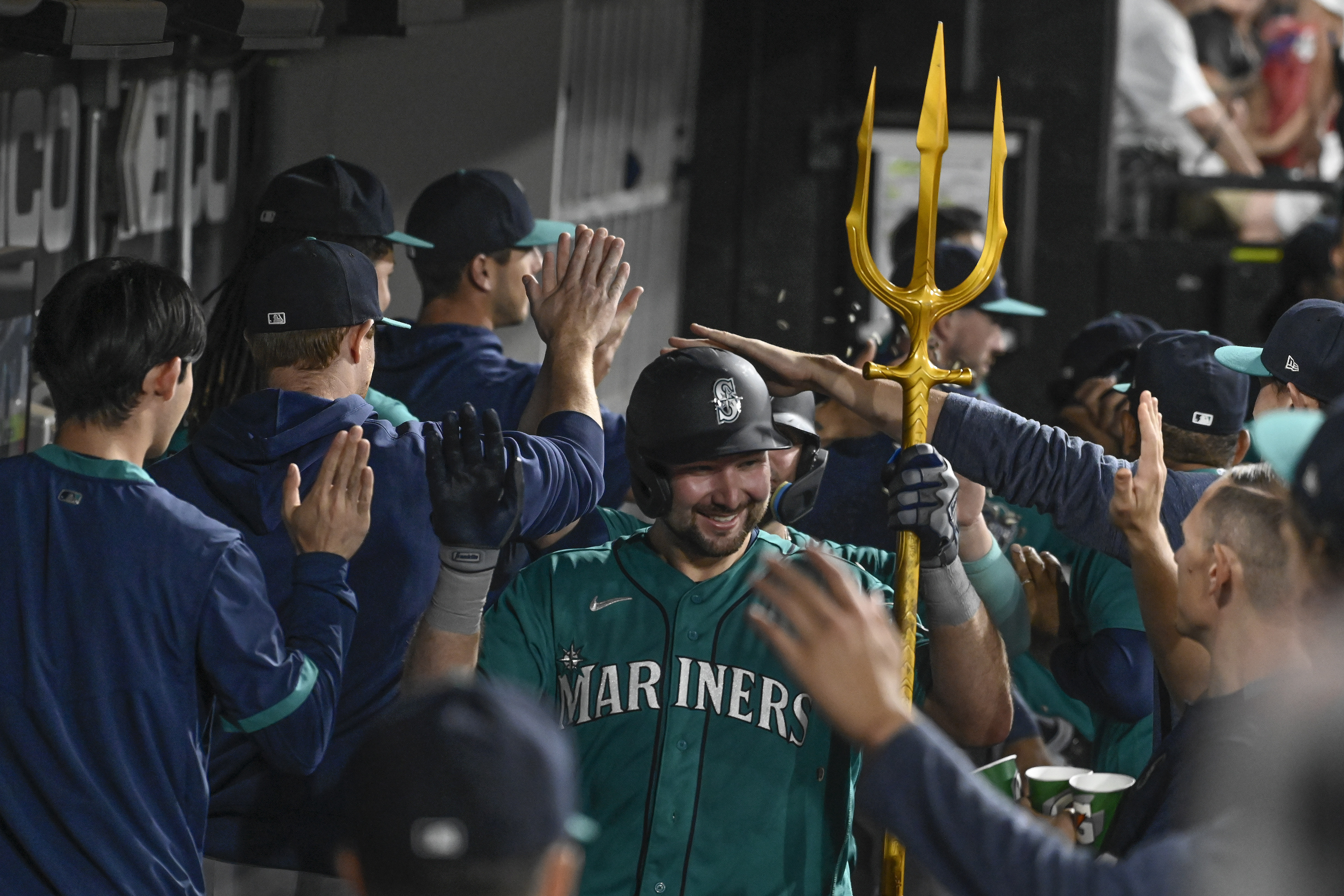 Cal Raleigh stars as Seattle Mariners pound Chicago White Sox 14-2 for 7th  straight win - The San Diego Union-Tribune