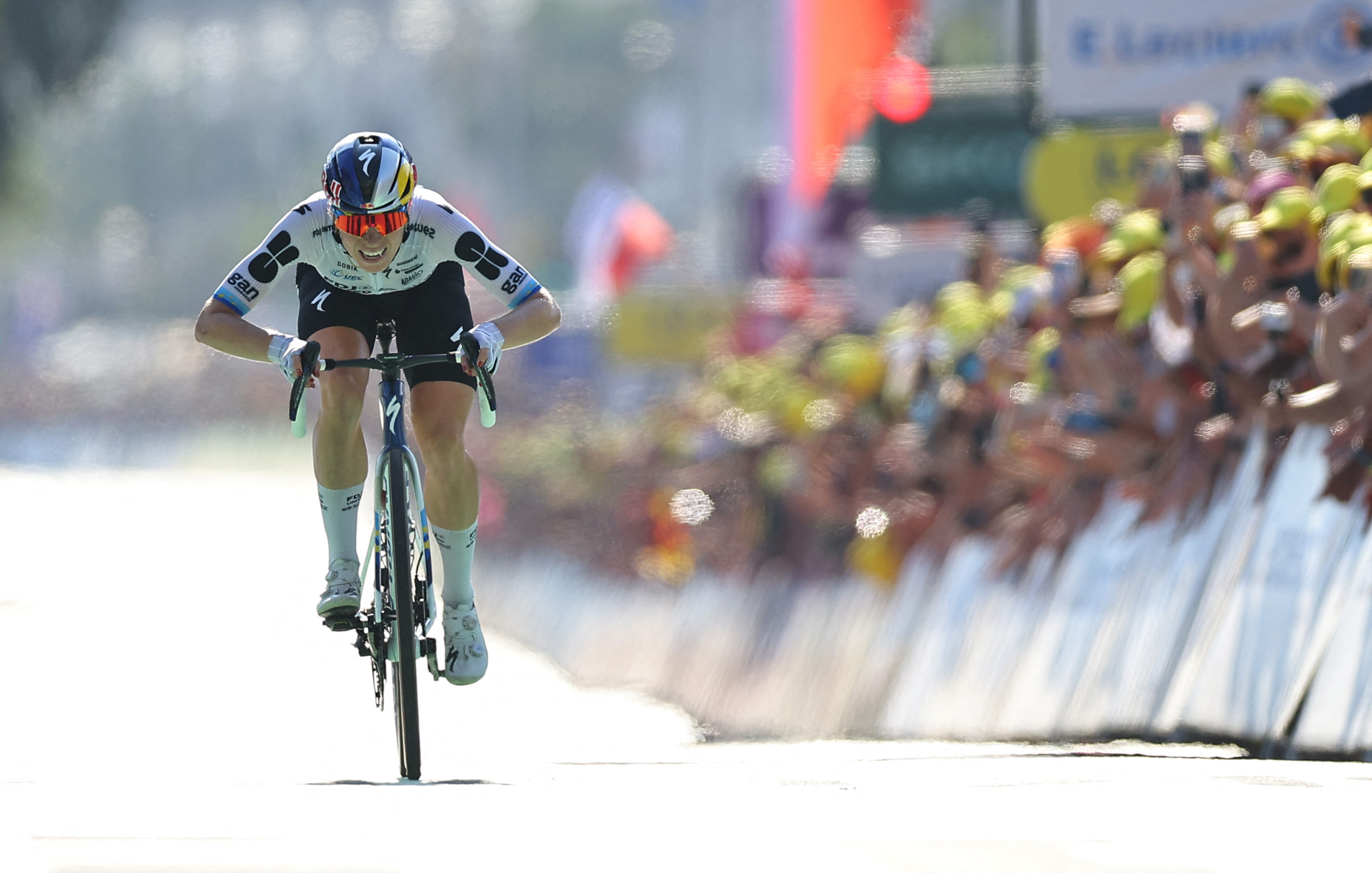 Vollering snatches overall lead in Tour de France Femmes with dramatic stage eight win | Reuters