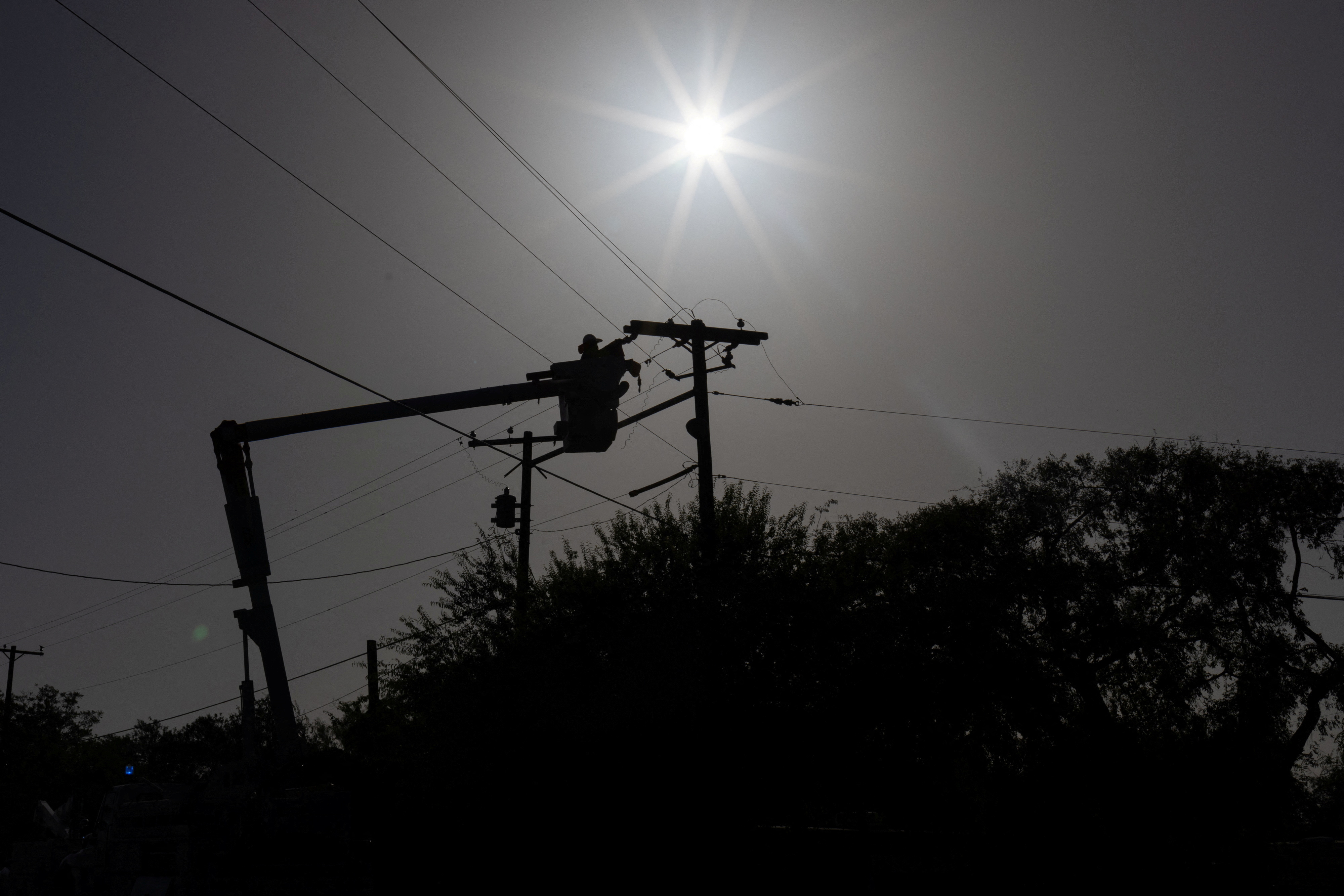 米中西部、猛暑で電力需要増　送電網に影響