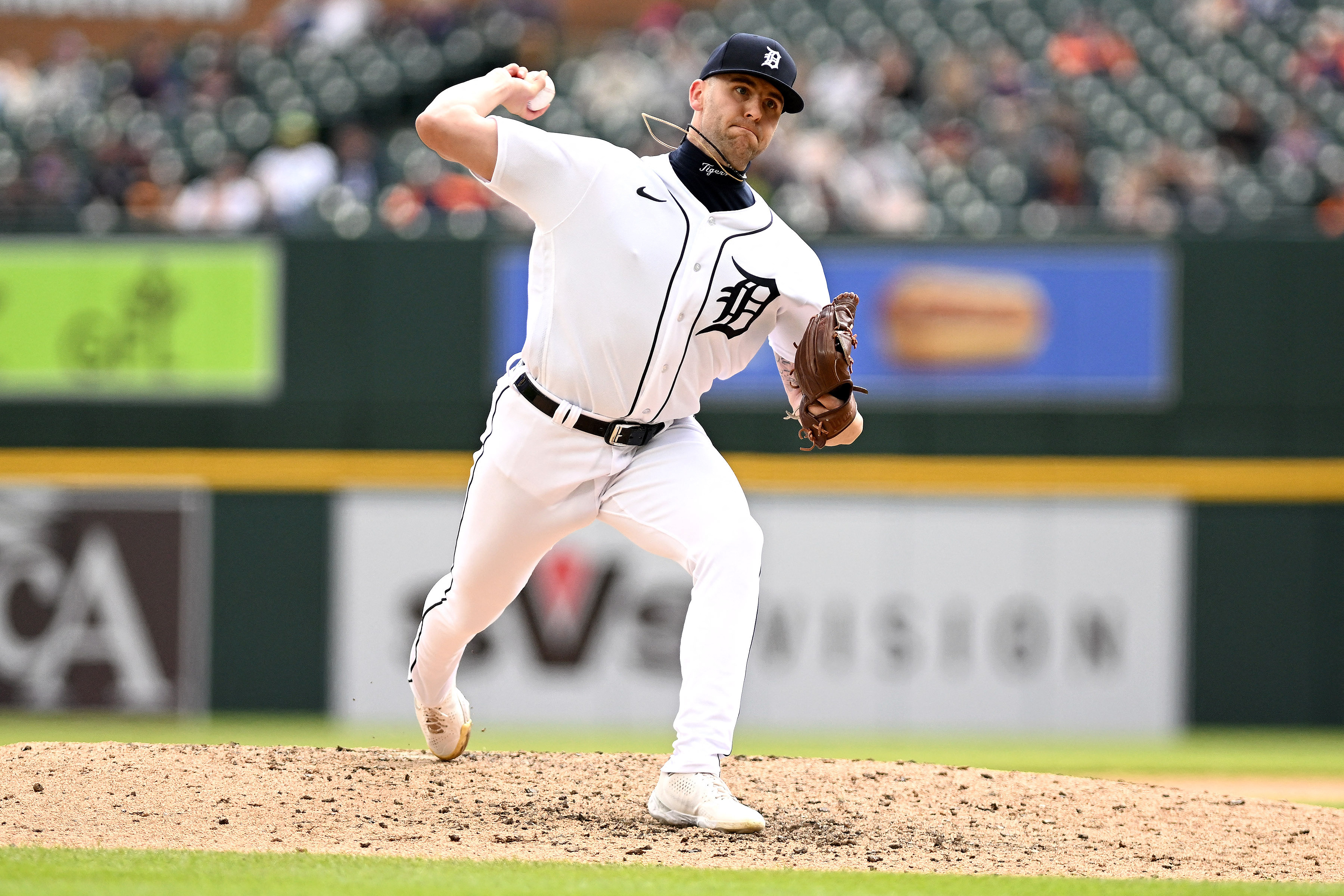 Detroit Tigers pitcher Justin Verlander signs the jersey of B Lipinski,  of Grand Rapid, Mich., before a spring training baseball game against the  New York Mets in Lakeland, Fla., Saturday, March 8