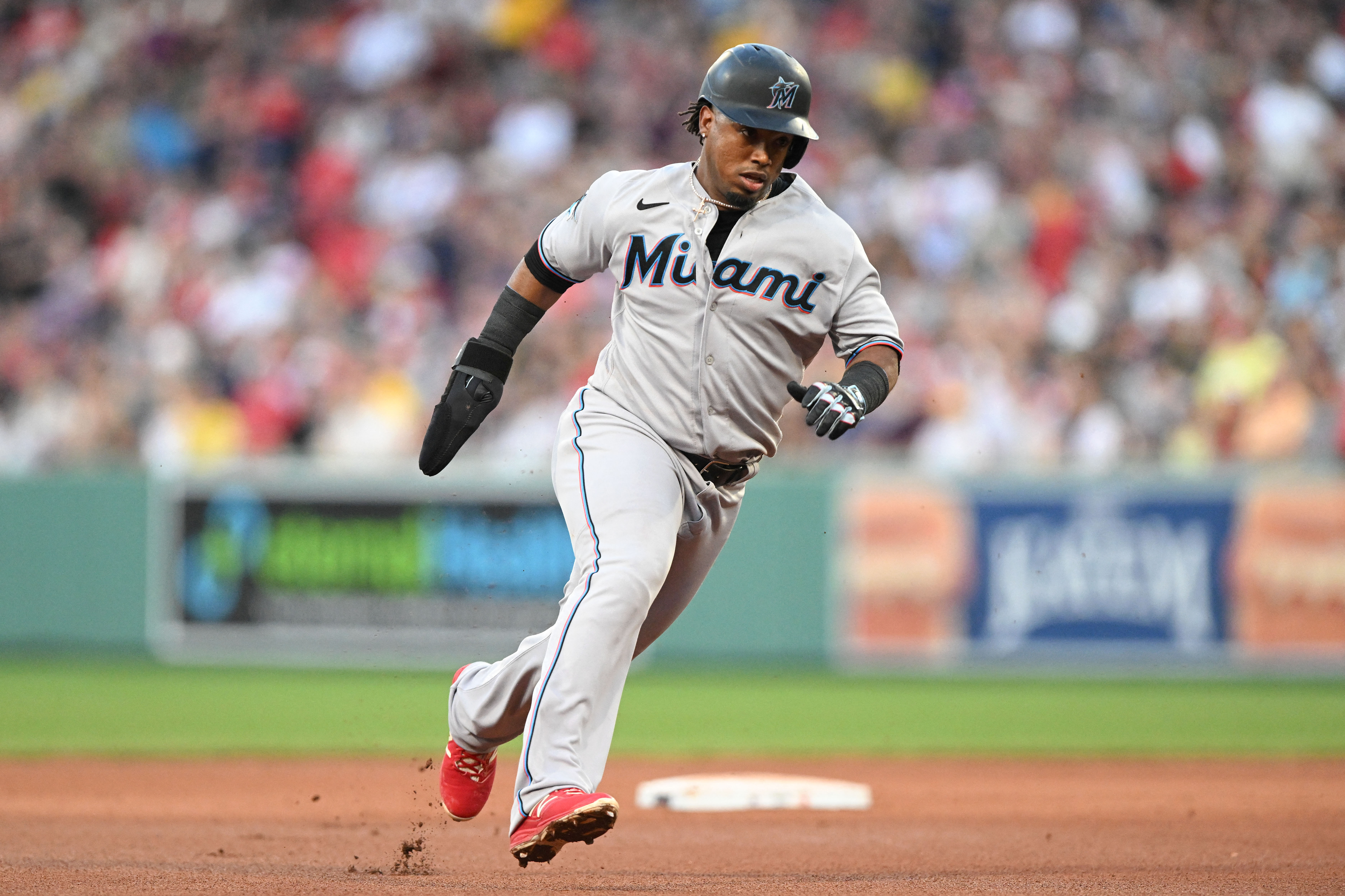 Miami Marlins second baseman Luis Arraez, left, kisses his wife