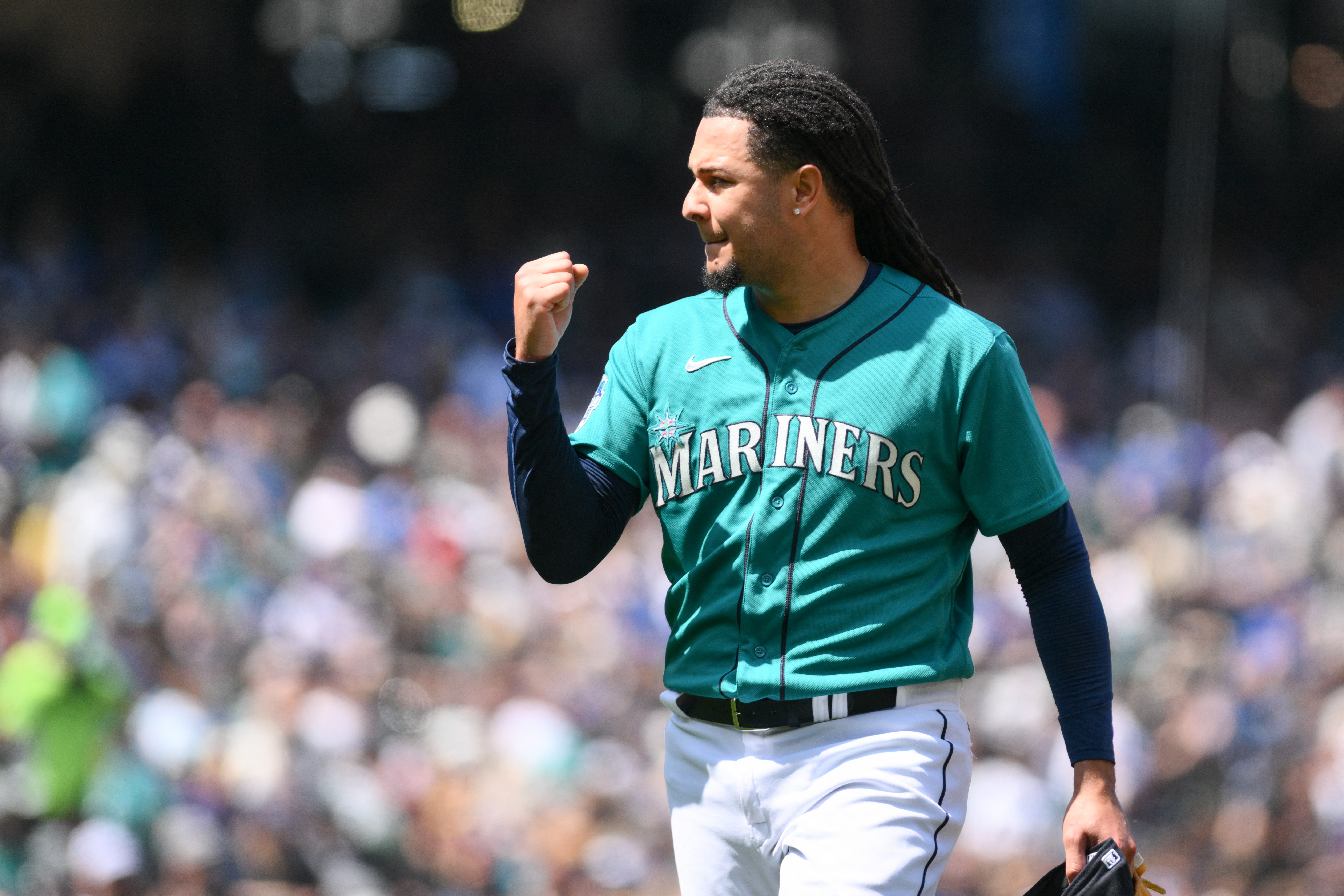 Luis Castillo strikes out 10, Mariners blank Pirates