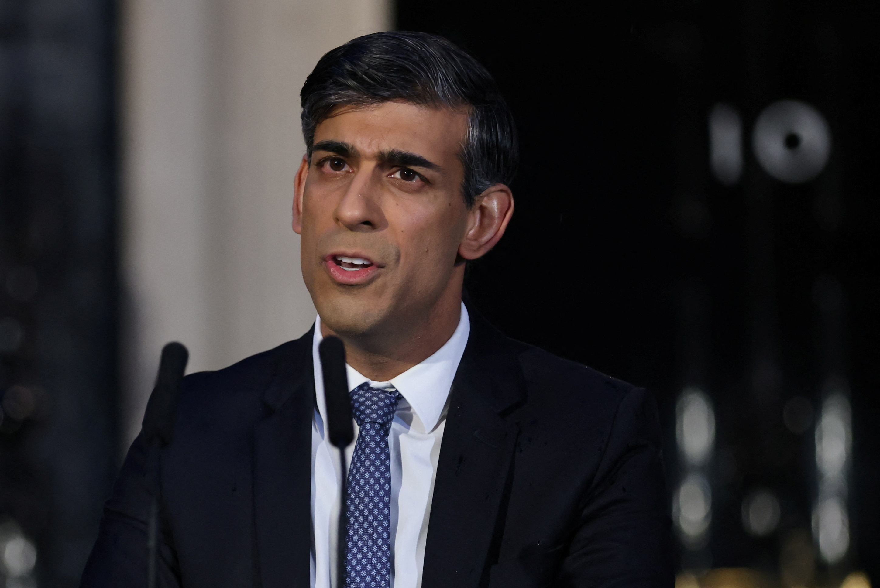 英国の多様な民族の民主主義が危機に、首相が厳格な対応要請