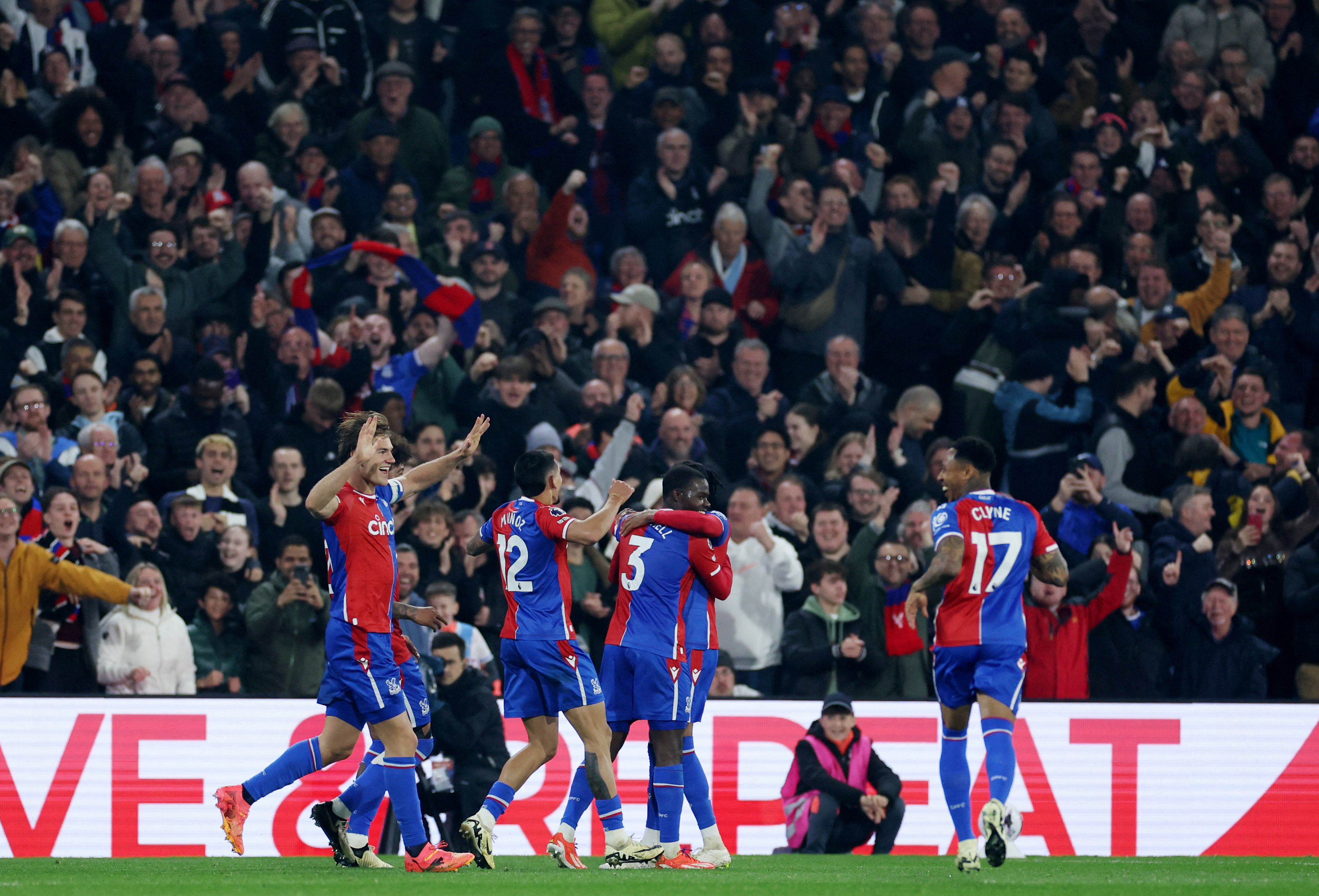 Makeshift Manchester United thumped 4-0 by Crystal Palace | Reuters