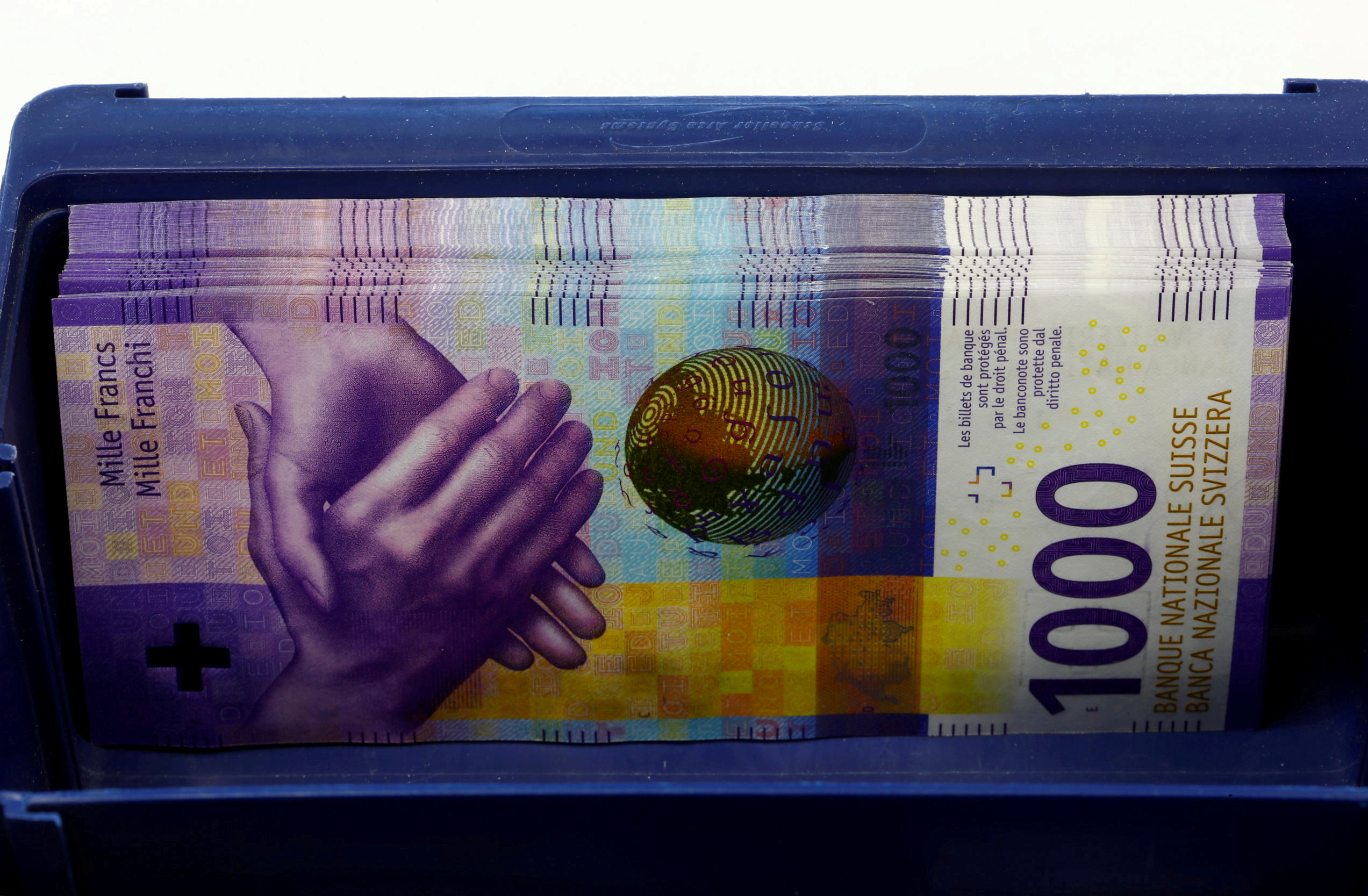 1,000-Swiss-franc banknotes lie in a box at a Swiss bank in Zurich, April 9, 2019.  REUTERS/Arnd Wiegmann