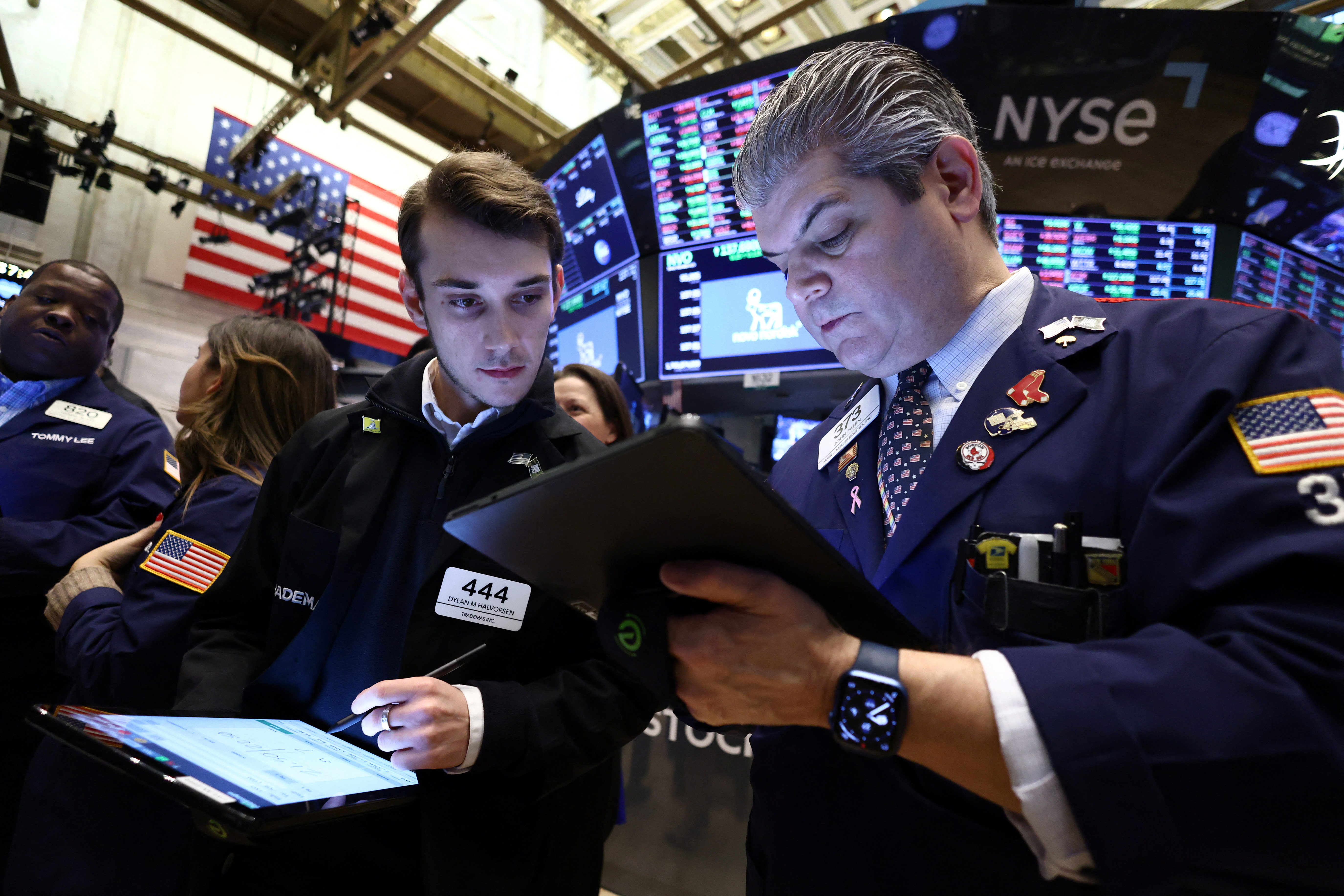 Трейдеры работают в торговом зале Нью-Йоркской фондовой биржи (NYSE) в Нью-Йорке.