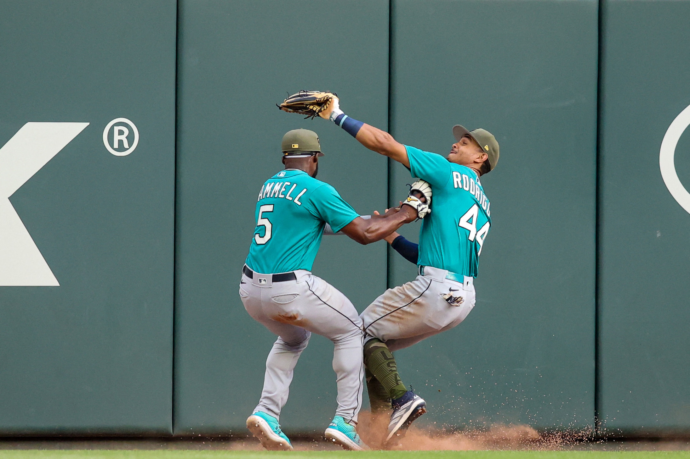 Mariners snap skid with 7-3 win over Braves