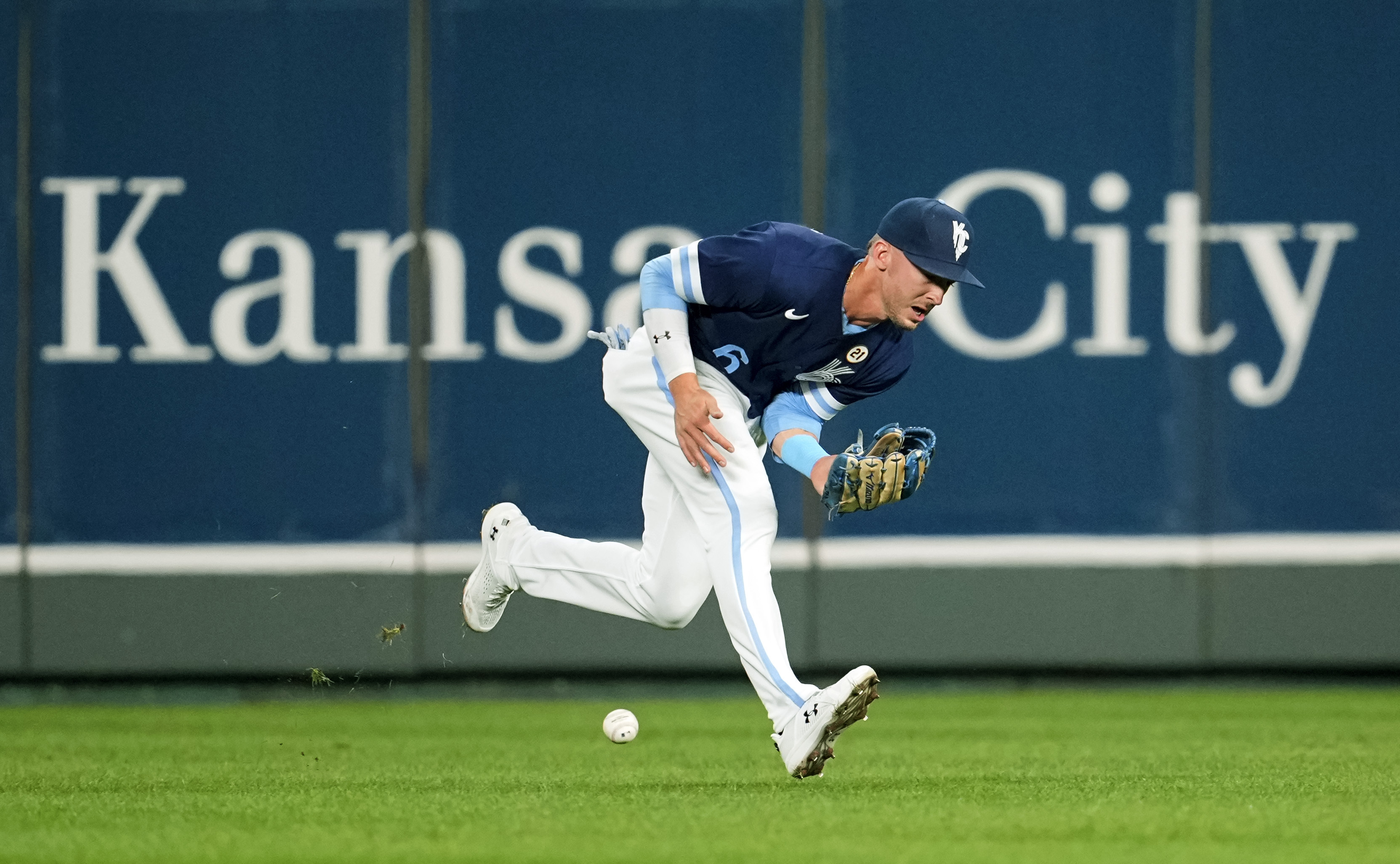 Díaz hit in 10th propels Astros to 6-3 win over Royals