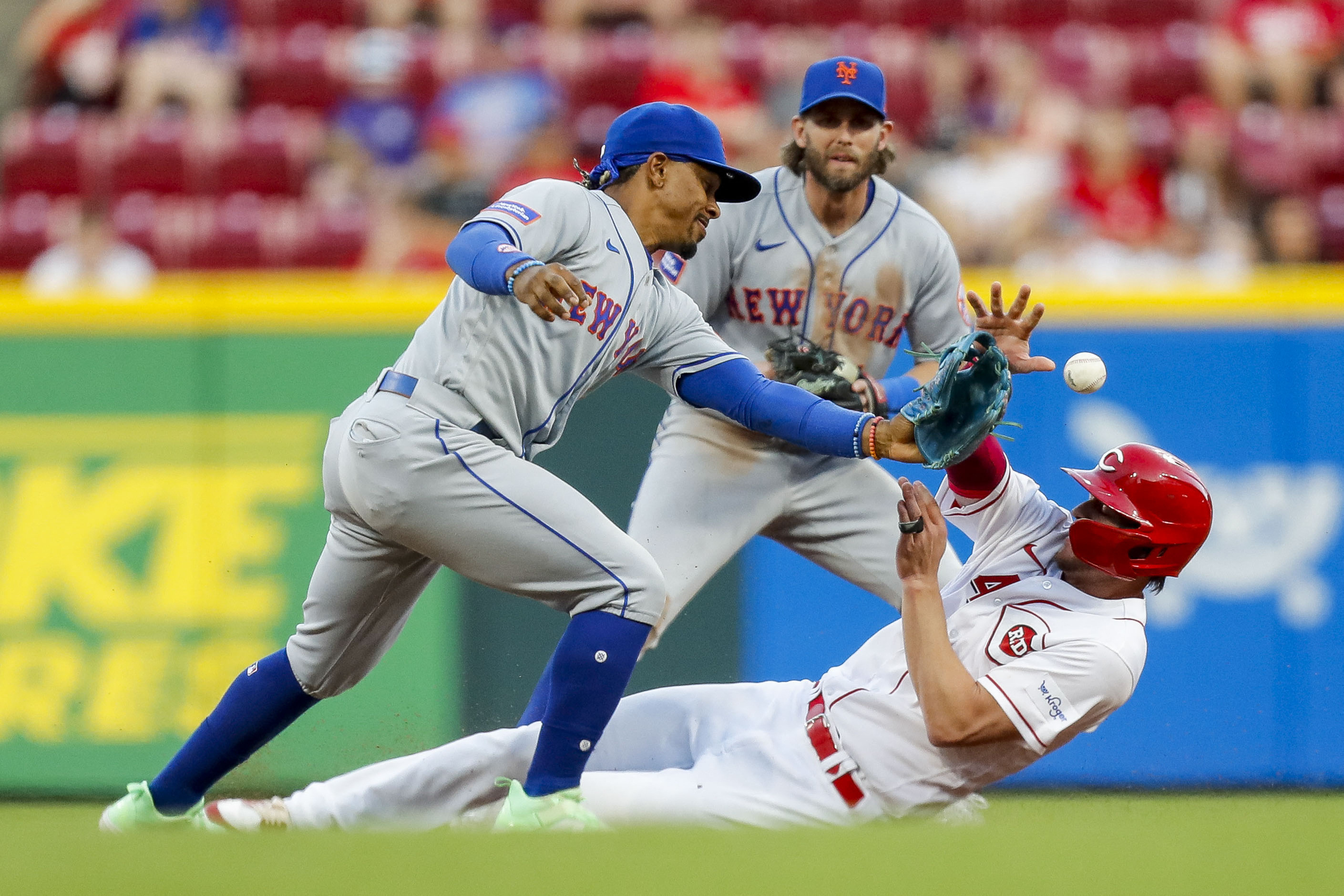 Reds build big lead, hold on for win over Mets