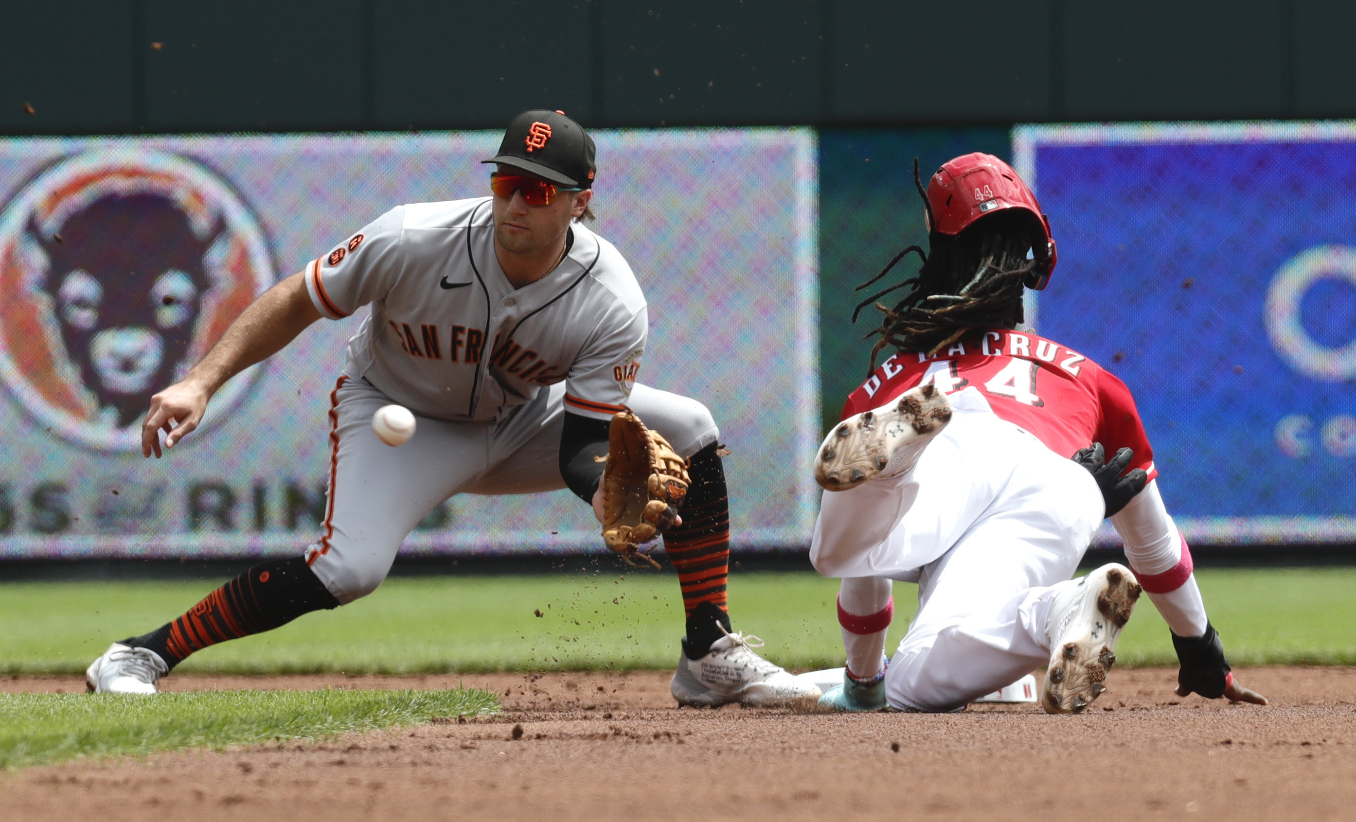 Cardinals score nine in fourth, rout Giants