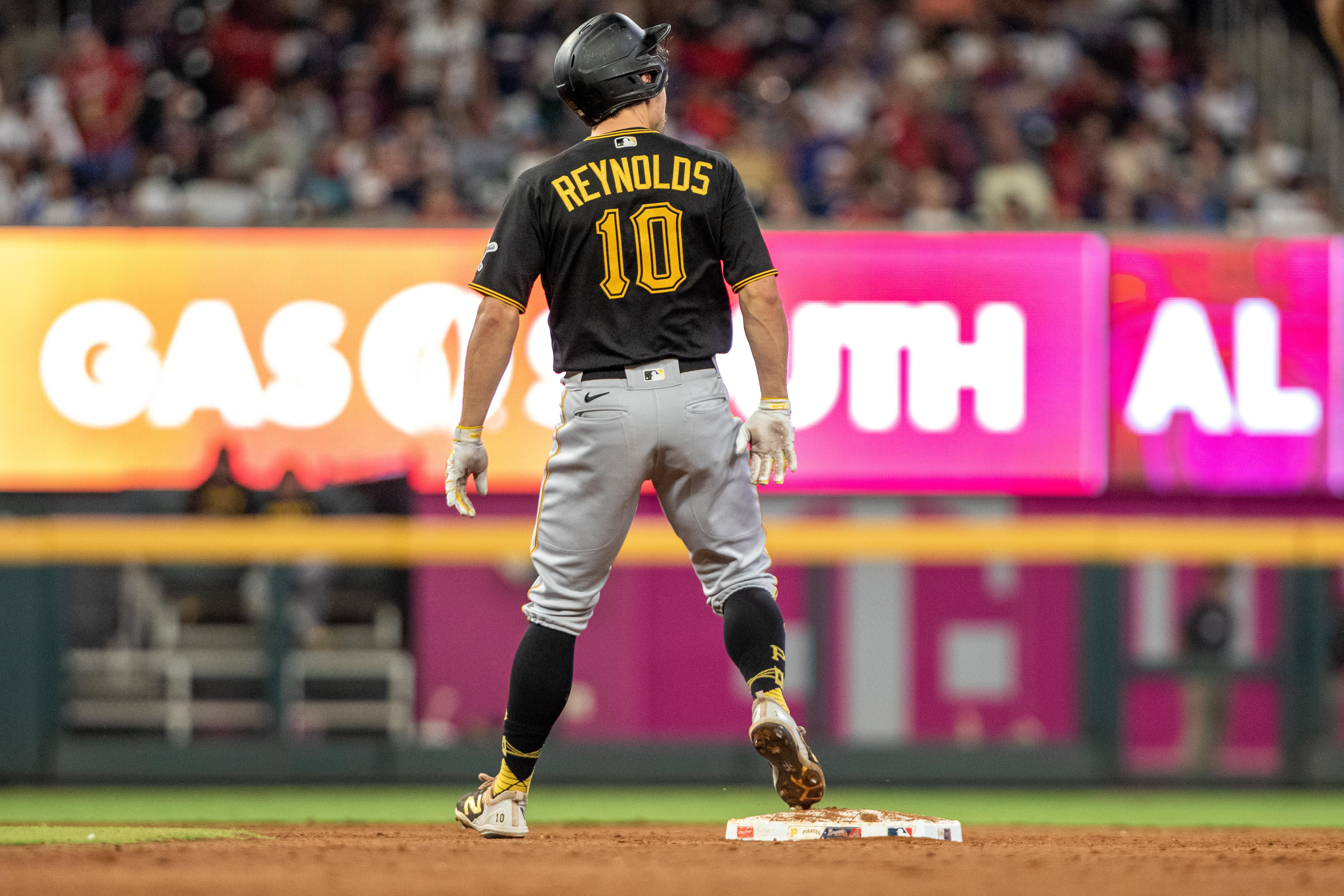 Reynolds hits 2-run homer as Pirates' 8-4 win delays Braves