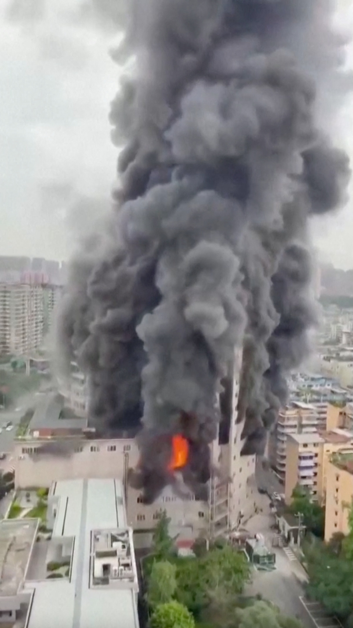 Smoke billows from China shopping centre following fire
