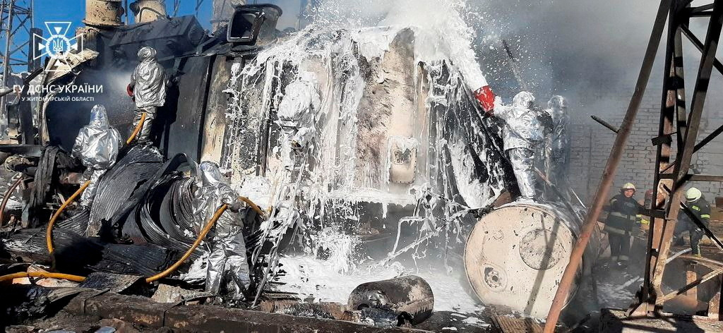 Bombeiros trabalham para apagar um incêndio em uma usina termelétrica, danificada por um ataque de míssil russo em Zhytomyr