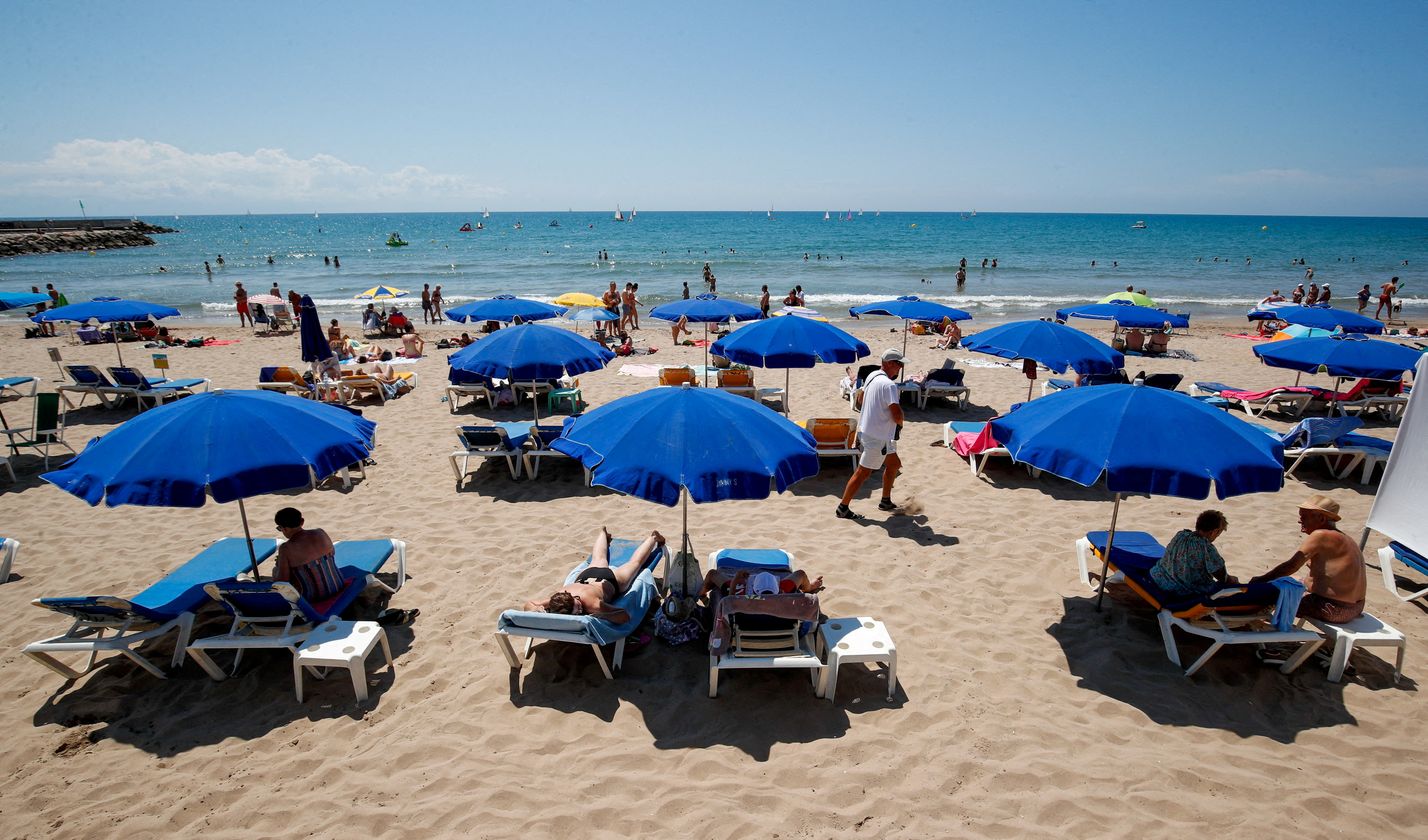 Les gens se rafraîchissent sur une plage de la ville de Sitges, au sud de Barcelone, Espagne, le 15 juillet 2021. REUTERS/Albert Gea