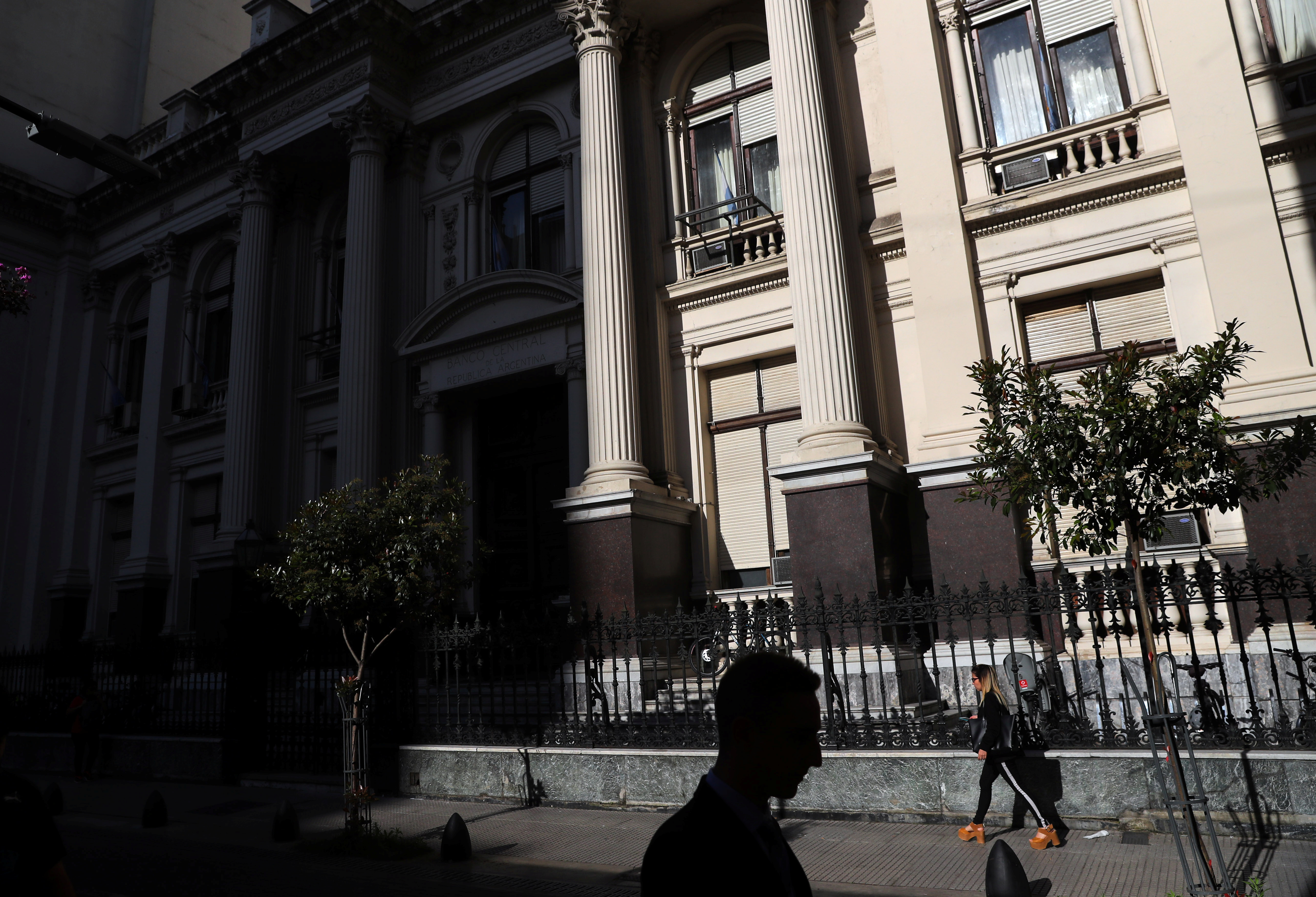 Pessoas caminham do lado de fora do Banco Central no distrito financeiro de Buenos Aires